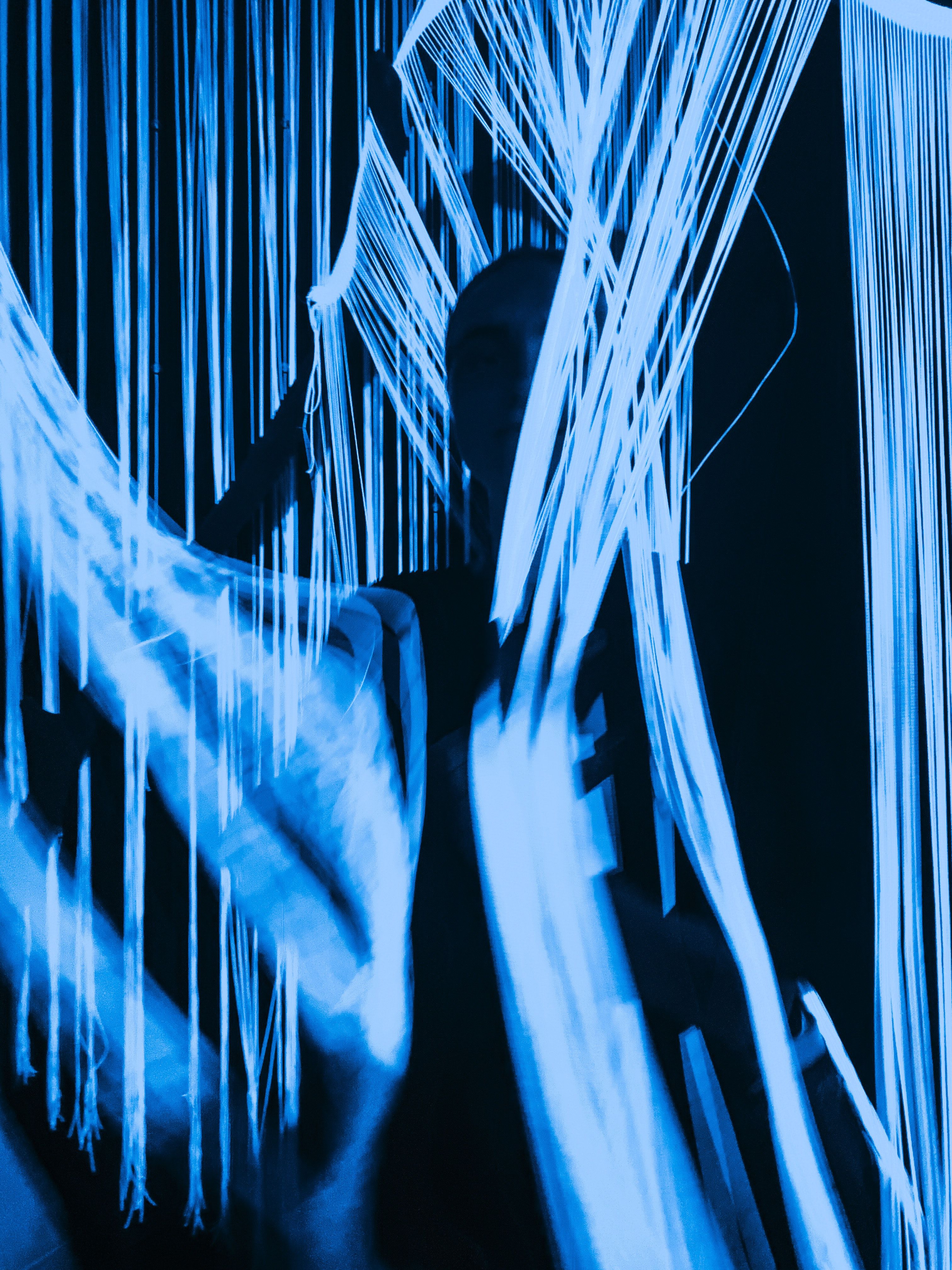 Blaues Licht, Lichtstreifen, Silhouette, Abstrakt, Langzeitbelichtung, QHD+, Tablet-Hintergrund