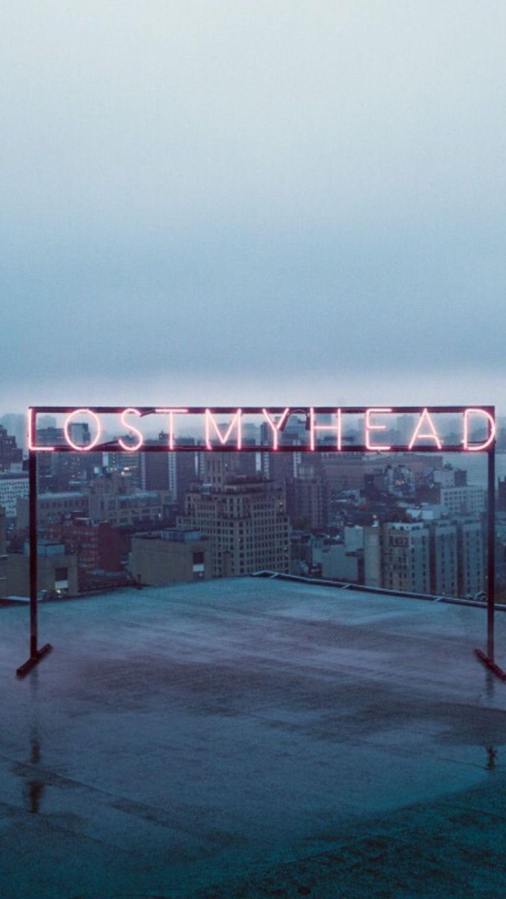 Lost My Head, Schriftzug, Dachterrasse, Stadt, Nebel, Graublau, Hintergrundbild fürs iPhone