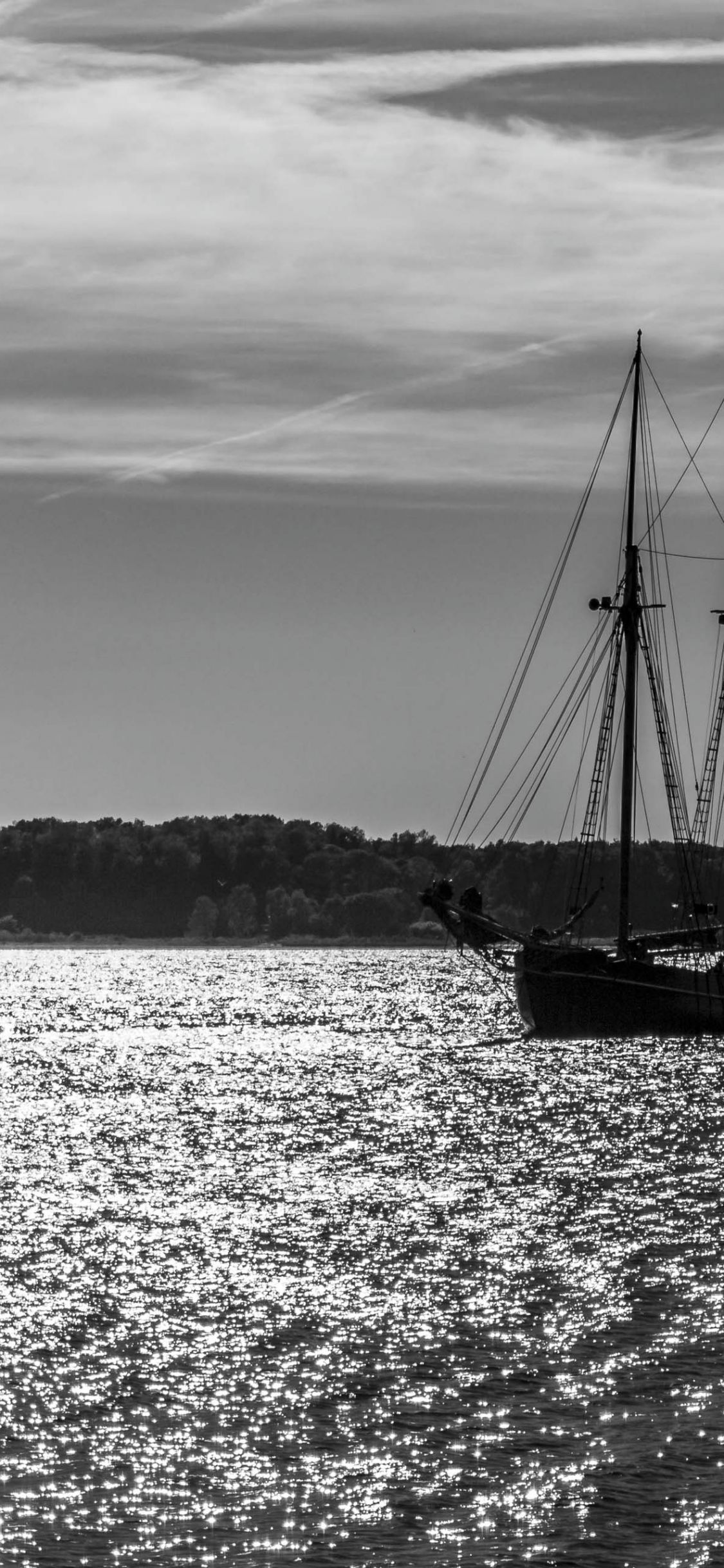 Segelschiff, Meer, Schwarzweiß, Wolken, Glitzerndes Wasser, 1125x2436, Handy-Hintergrund