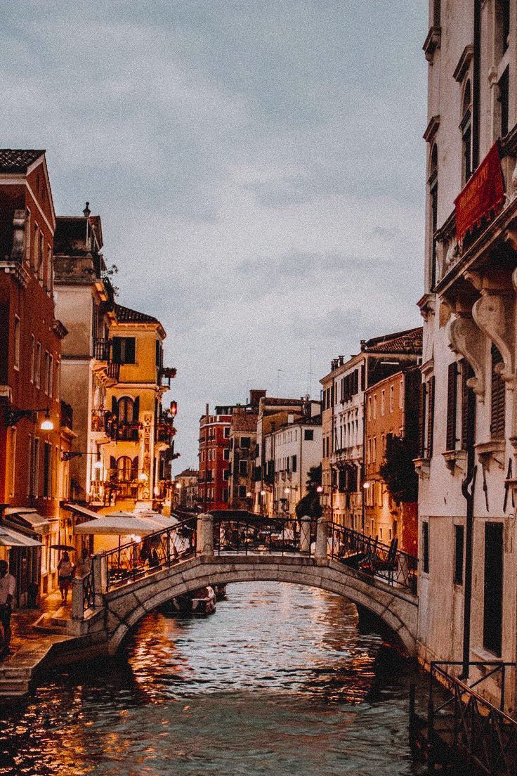 Venedig, Kanal, Brücke, Abendlicht, Italien, Hochformat, Hintergrundbild fürs Smartphone
