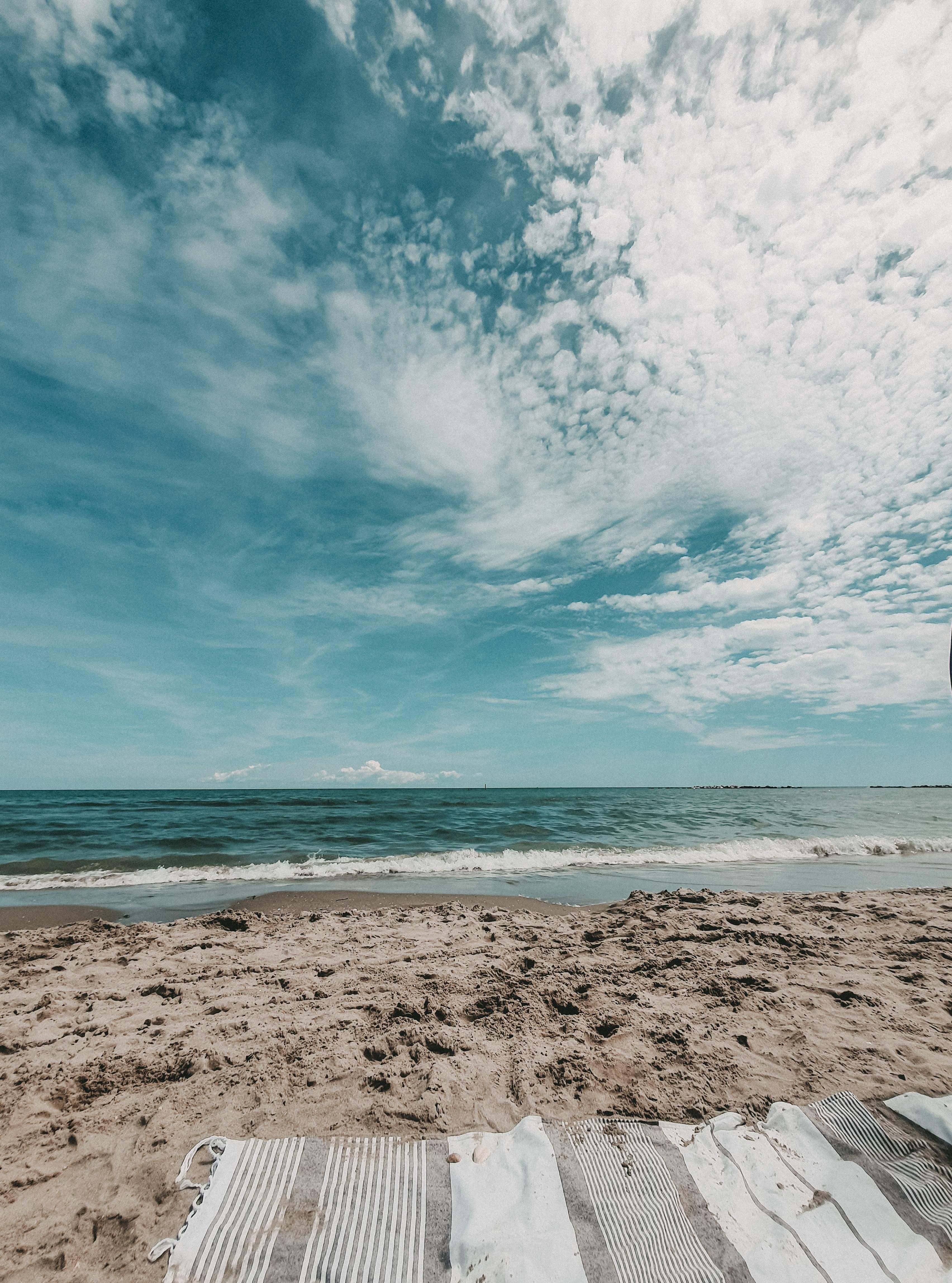 Strand, Wolken, Sand, Meer, Holzsteg, QHD+, iPad-Hintergrundbild