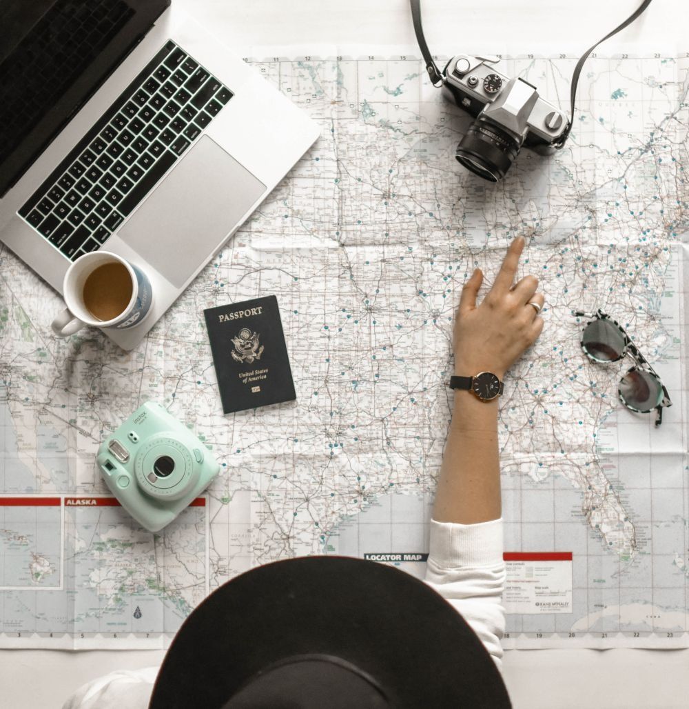 Reiseplanung, Weltkarte, Laptop, Sofortbildkamera, Reisepass, Hintergrundbild fürs iPad