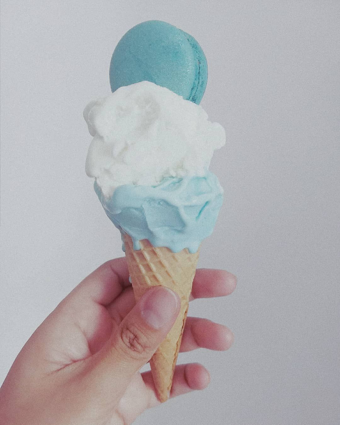 Eiscreme, Eistüte, Macaron, Pastellblau, Hand, Full HD, Hintergrundbild fürs Tablet
