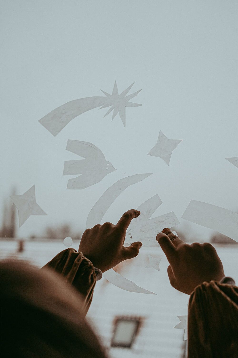 Sternschnuppe, Hände, Schnee, Minimalistisch, Graublaue Töne, HD, Handy-Hintergrundbild