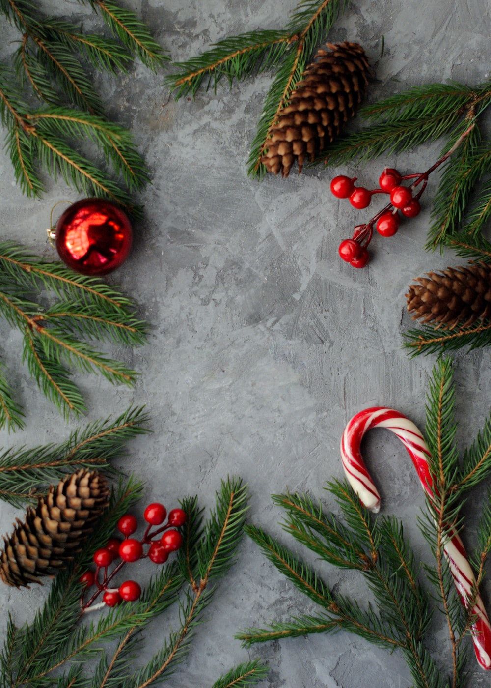 Tannenzweige, Tannenzapfen, Zuckerstange, Beeren, Flat Lay, Grauer Hintergrund, HD Wallpaper
