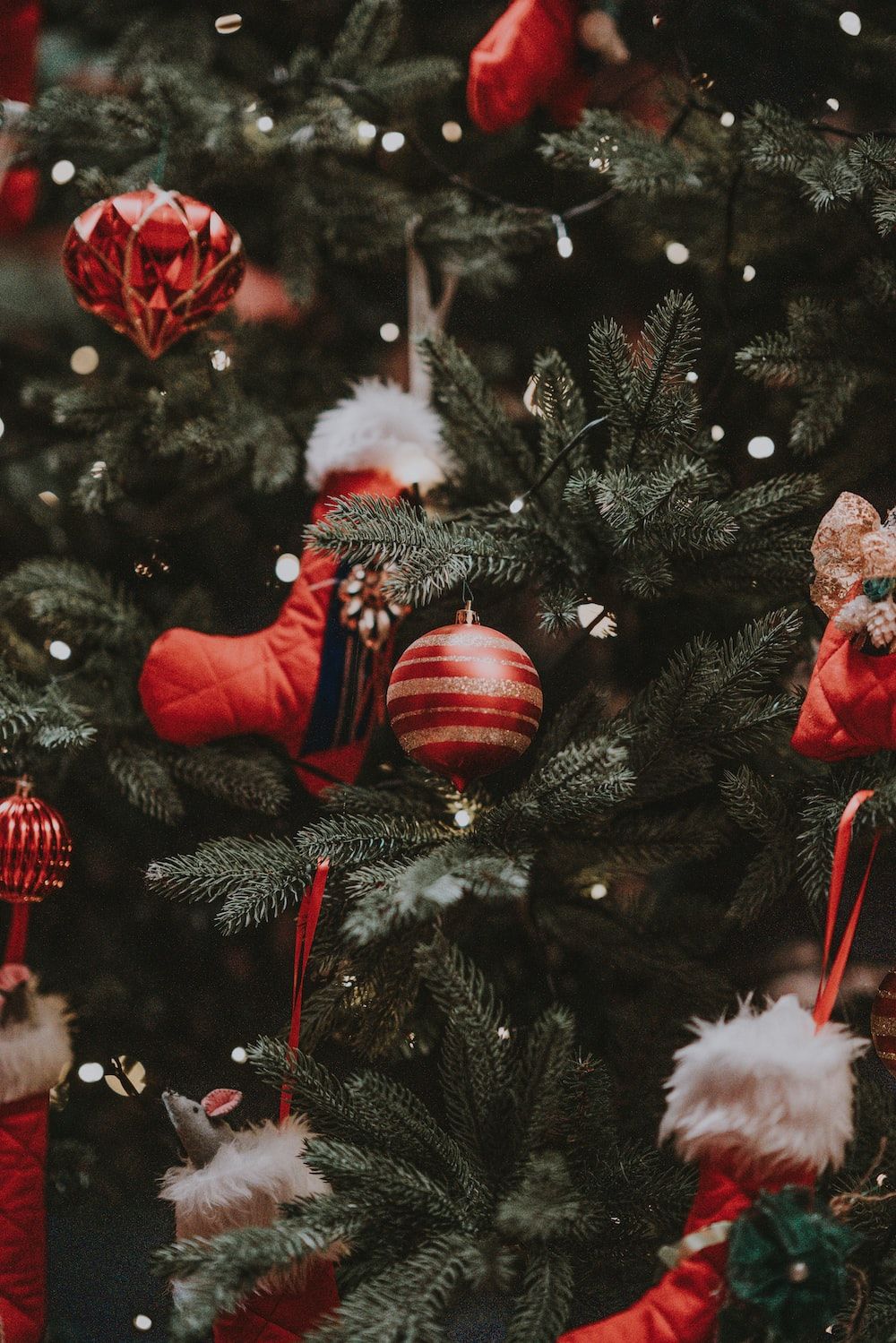 Weihnachtsbaum, Christbaumschmuck, Rote Kugeln, Nikolausstiefel, Nahaufnahme, HD-Tablet-Hintergrundbild
