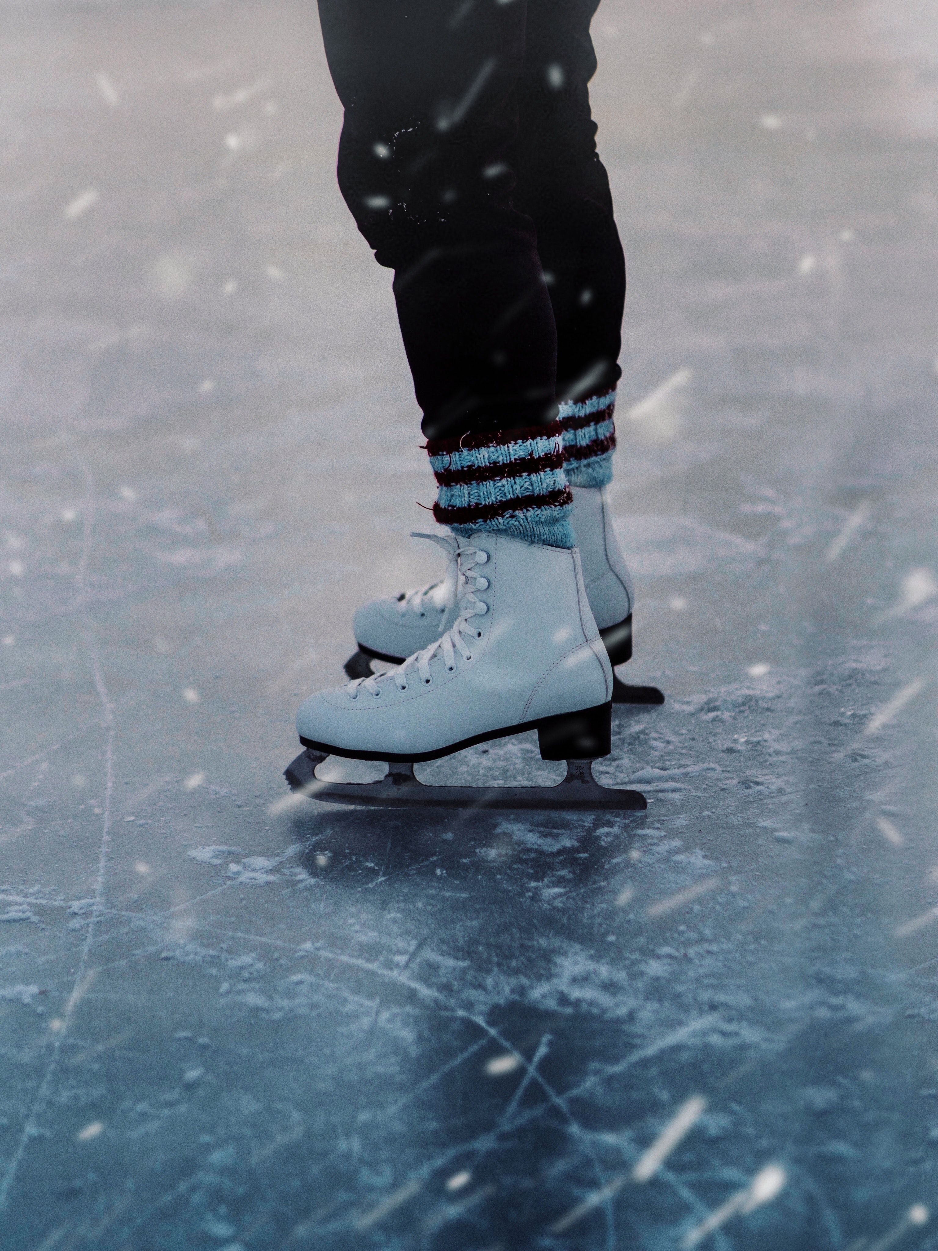 Schlittschuhe, Eisfläche, Eislaufen, Winter, Dunkel, QHD+, iPad-Hintergrundbild