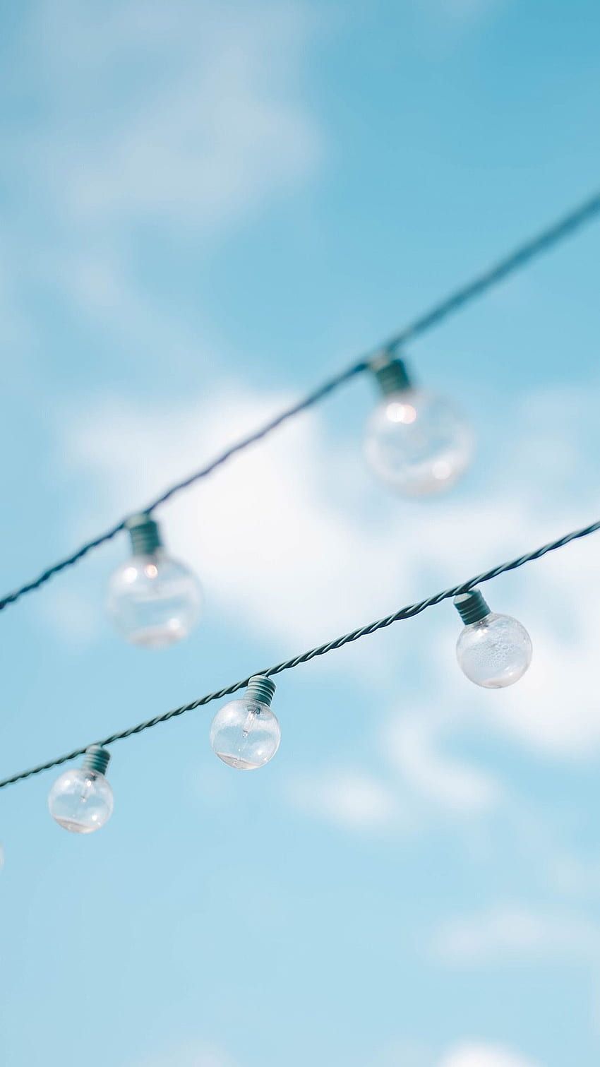 Lichterkette, Glühbirnen, Himmel, Wolken, Sommer, HD, Handy-Hintergrund im Hochformat