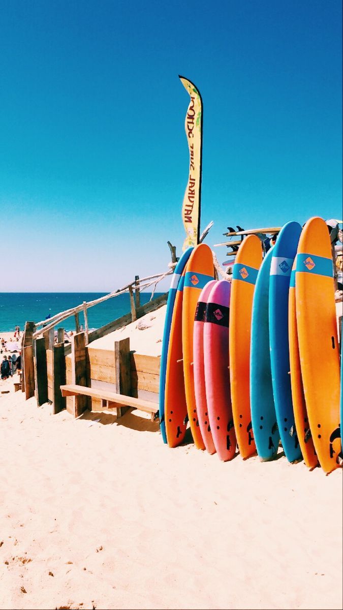 Surfbretter, Strand, Bunt, Blauer Himmel, Hochformat, Hintergrundbild fürs Smartphone