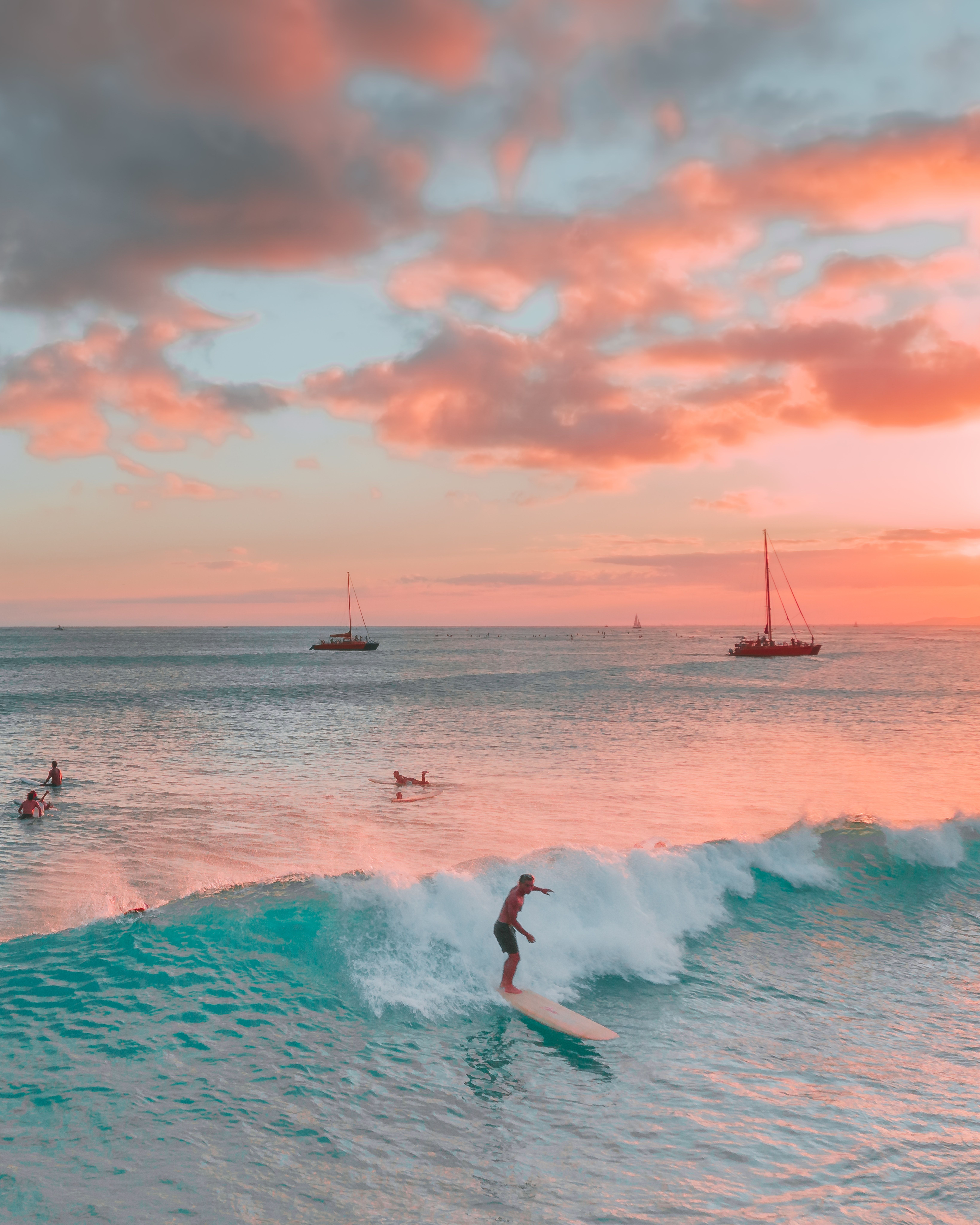 Surfer, Sonnenuntergang, Segelboote, Welle, Rosa Wolken, QHD+, Tablet-Hintergrund