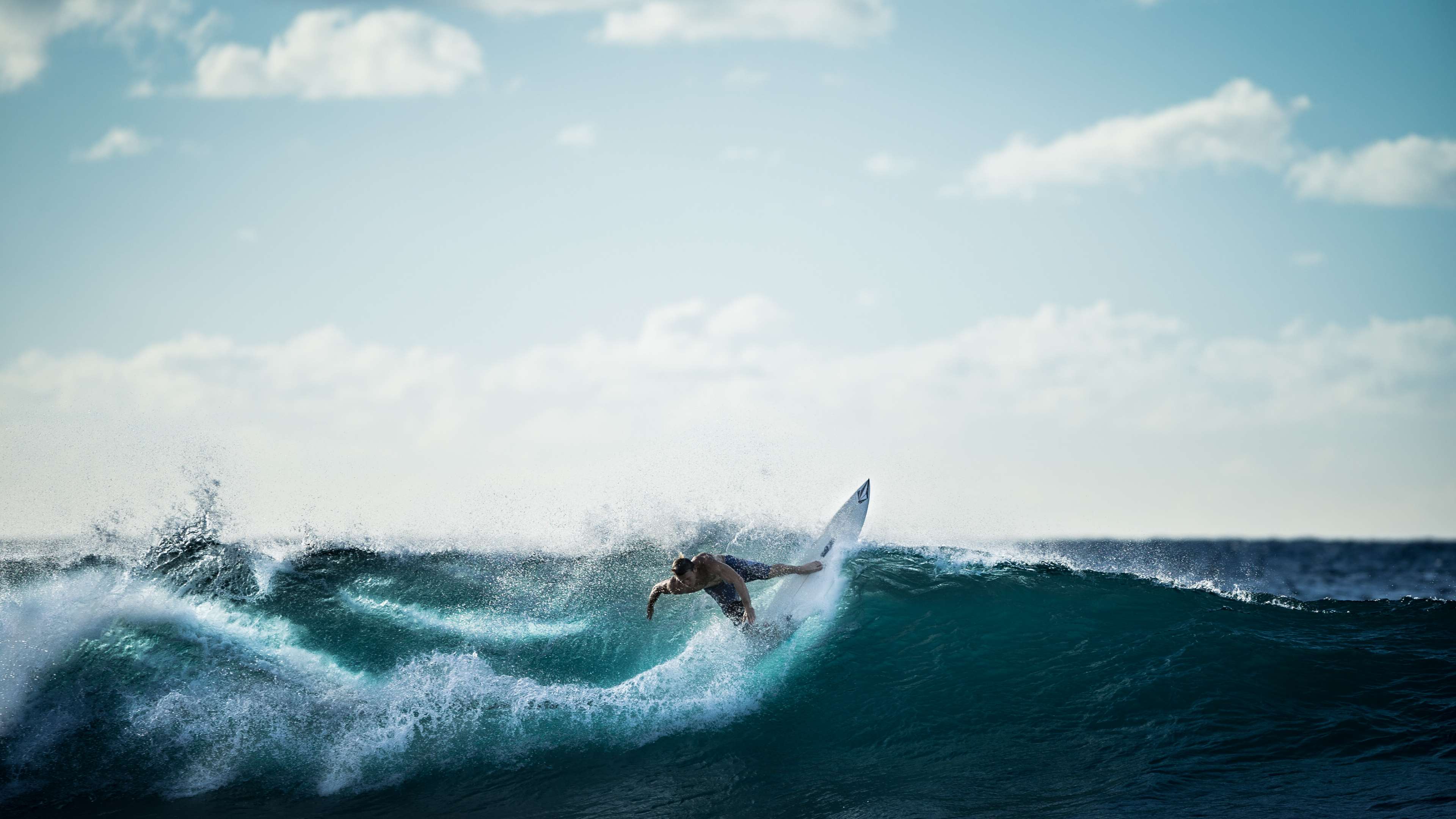 Surfer, Welle, Gischt, Wolken, Ozean, 4K, Hintergrundbild für den PC