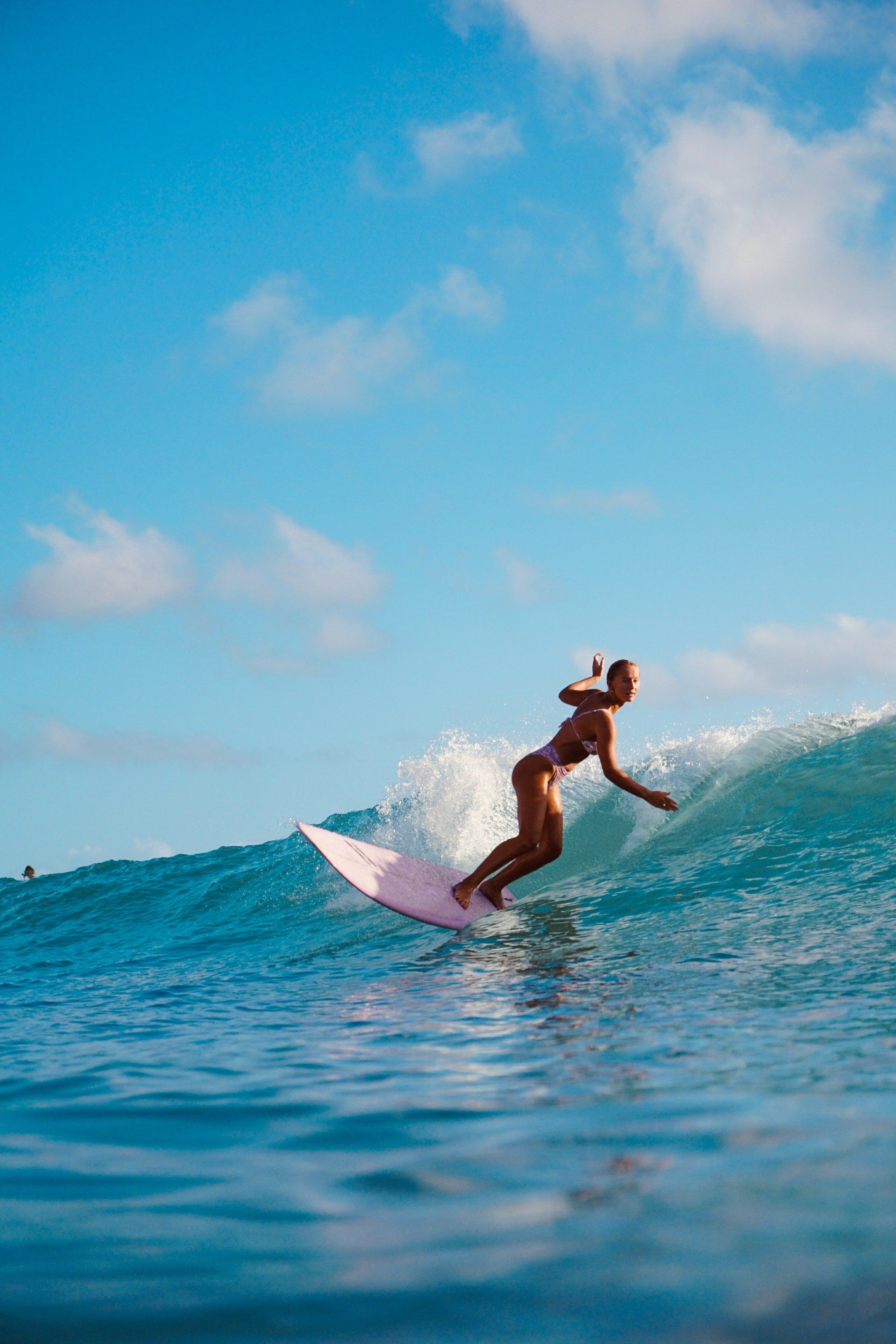Surferin, Welle, Blauer Himmel, Ozean, QHD+, Hintergrundbild fürs Handy