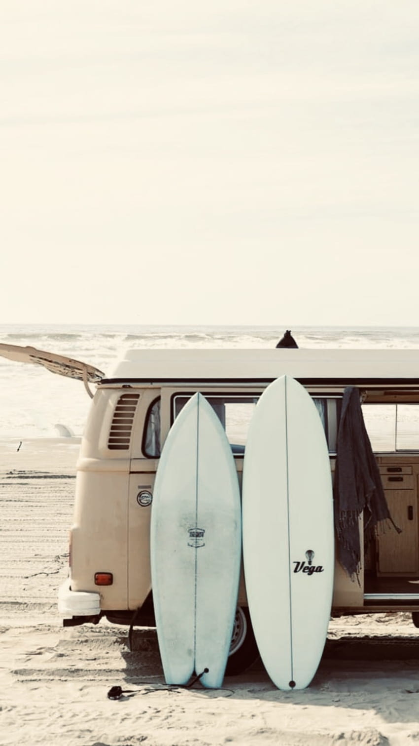 VW Bulli, Surfbretter, Strand, Vintage, Beige, HD, Hintergrundbild fürs Handy