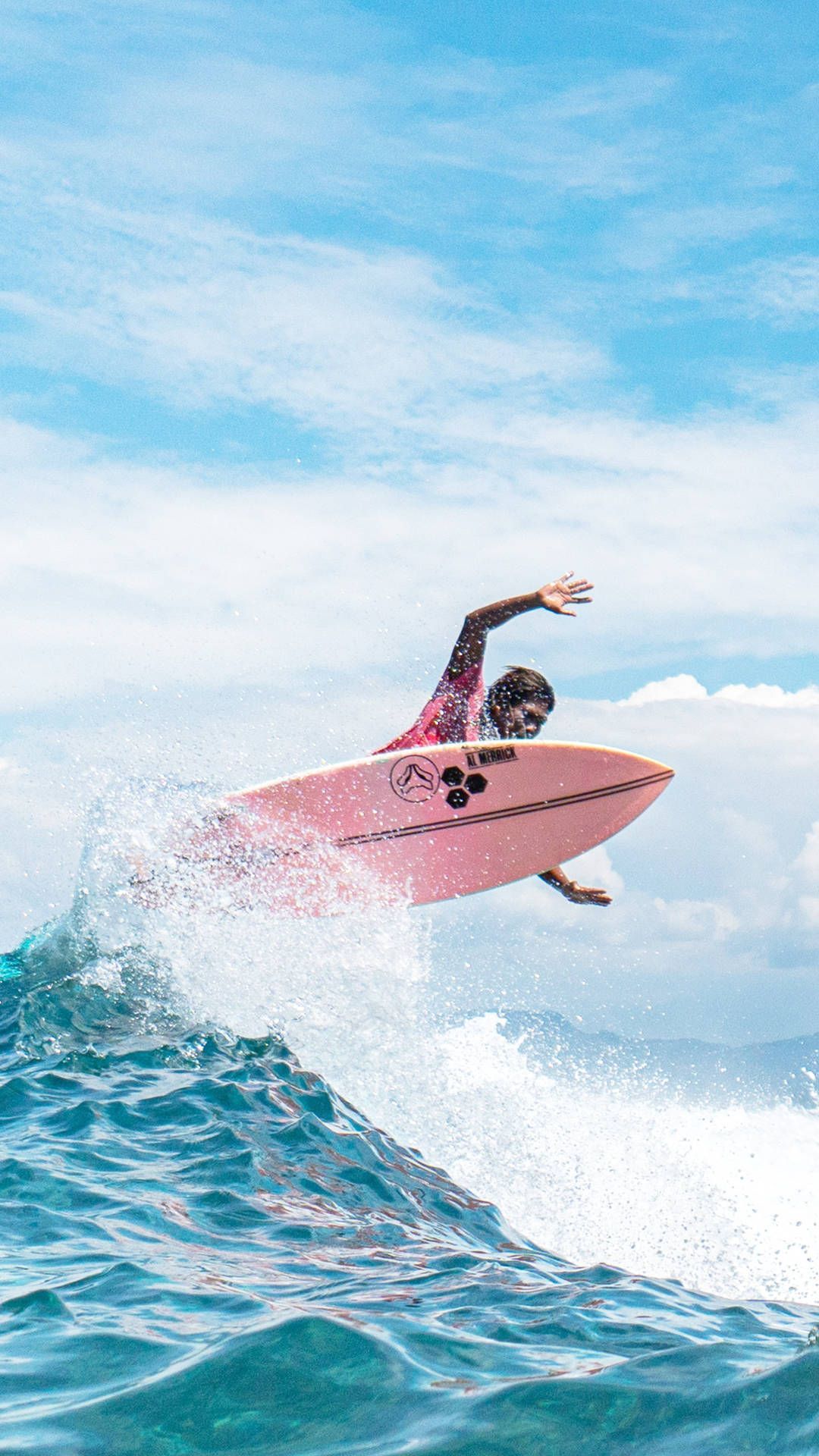 Surfer, Welle, Rosa Surfbrett, Blauer Himmel, Sprung, Full HD, Hintergrundbild fürs Handy