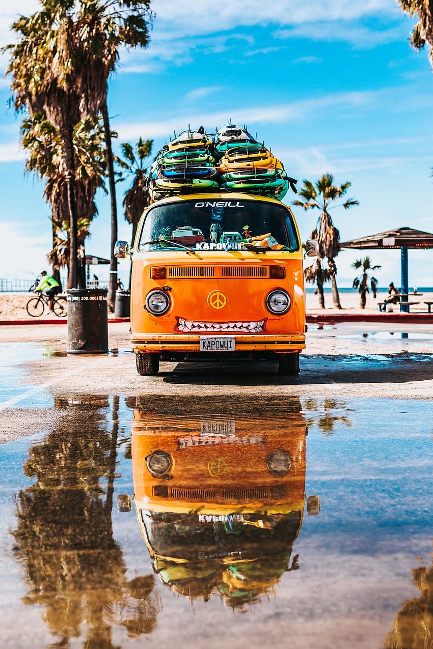 VW Bulli, Surfbretter, Palmen, Orange, Spiegelung, Hochformat, Hintergrundbild fürs Smartphone
