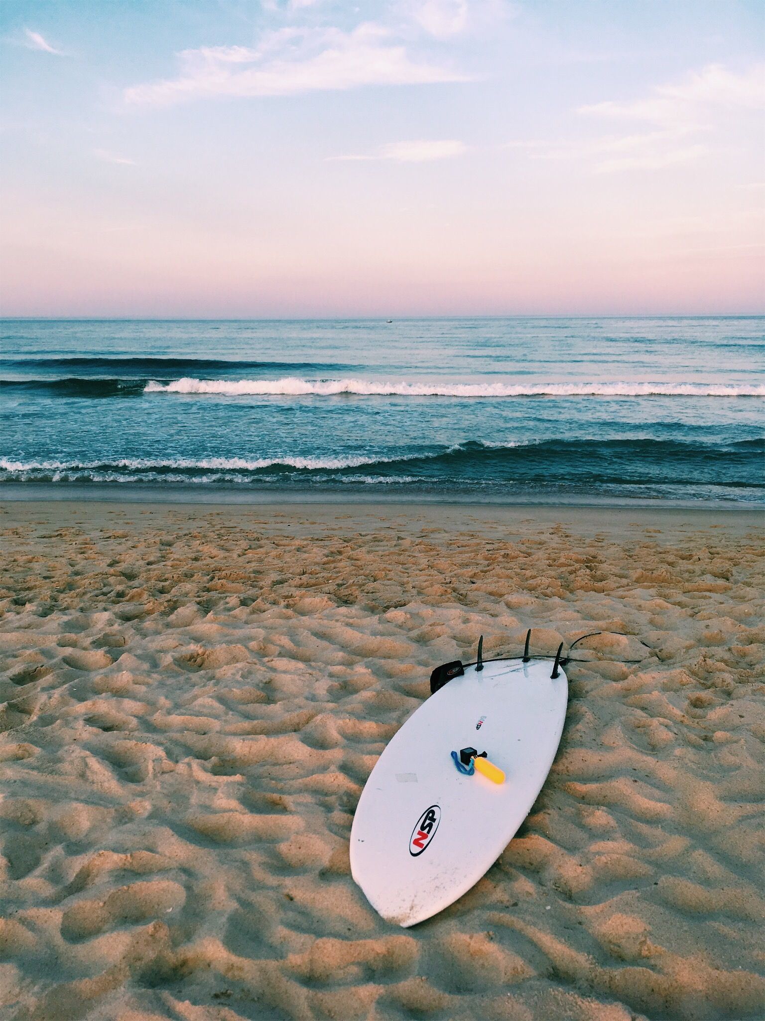 Surfbrett, Strand, Sand, Meer, Pastellhimmel, QHD+, iPad-Hintergrundbild