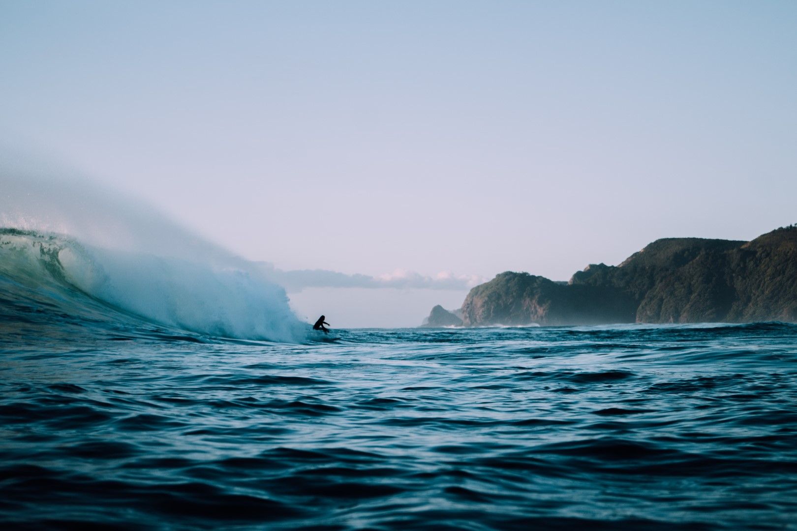 Surfer, Welle, Felsküste, Ozean, HD, Hintergrundbild für den PC