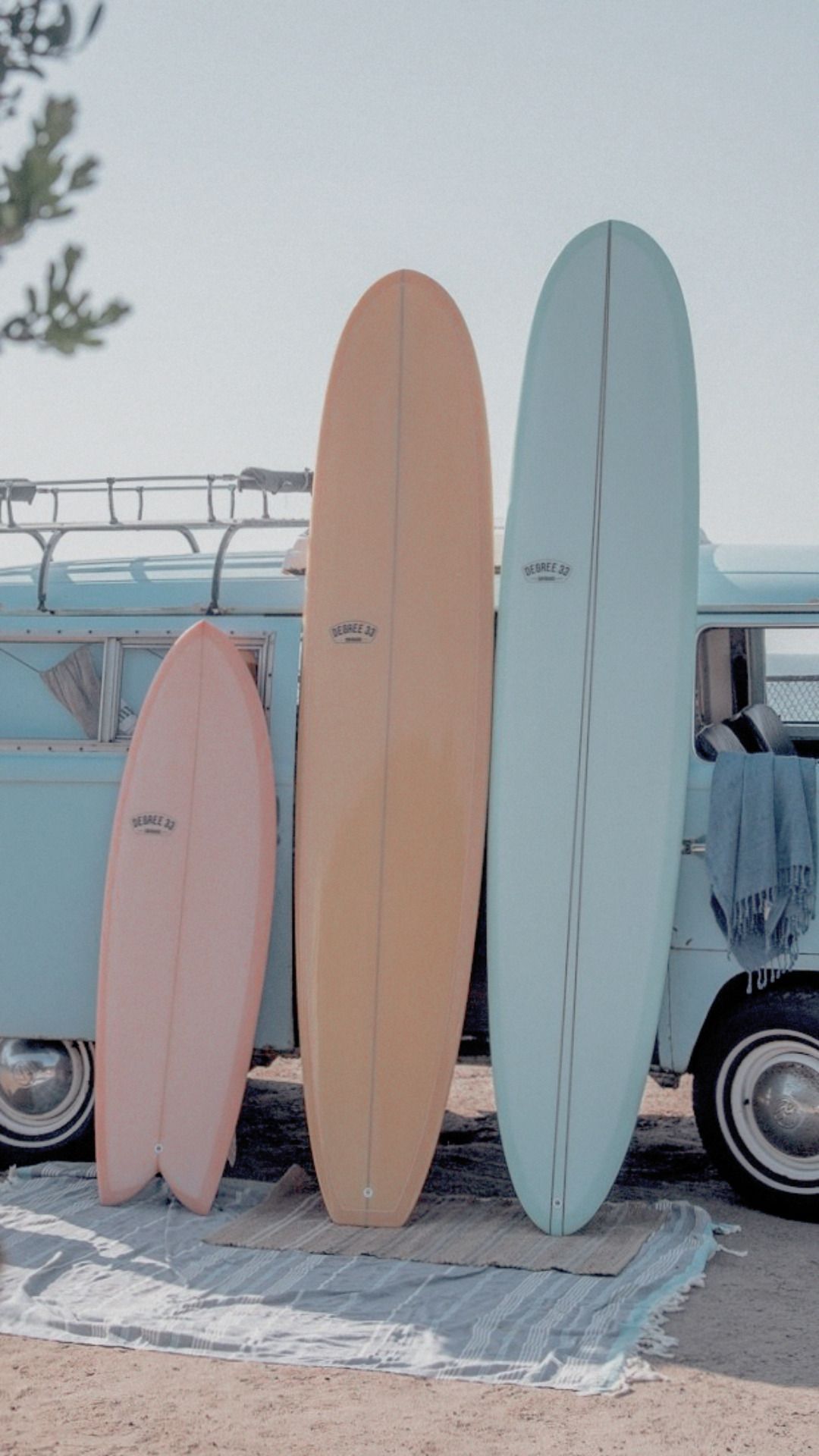 Surfbretter, VW Bulli, Pastellfarben, Strand, Full HD, Handy-Hintergrund im Hochformat