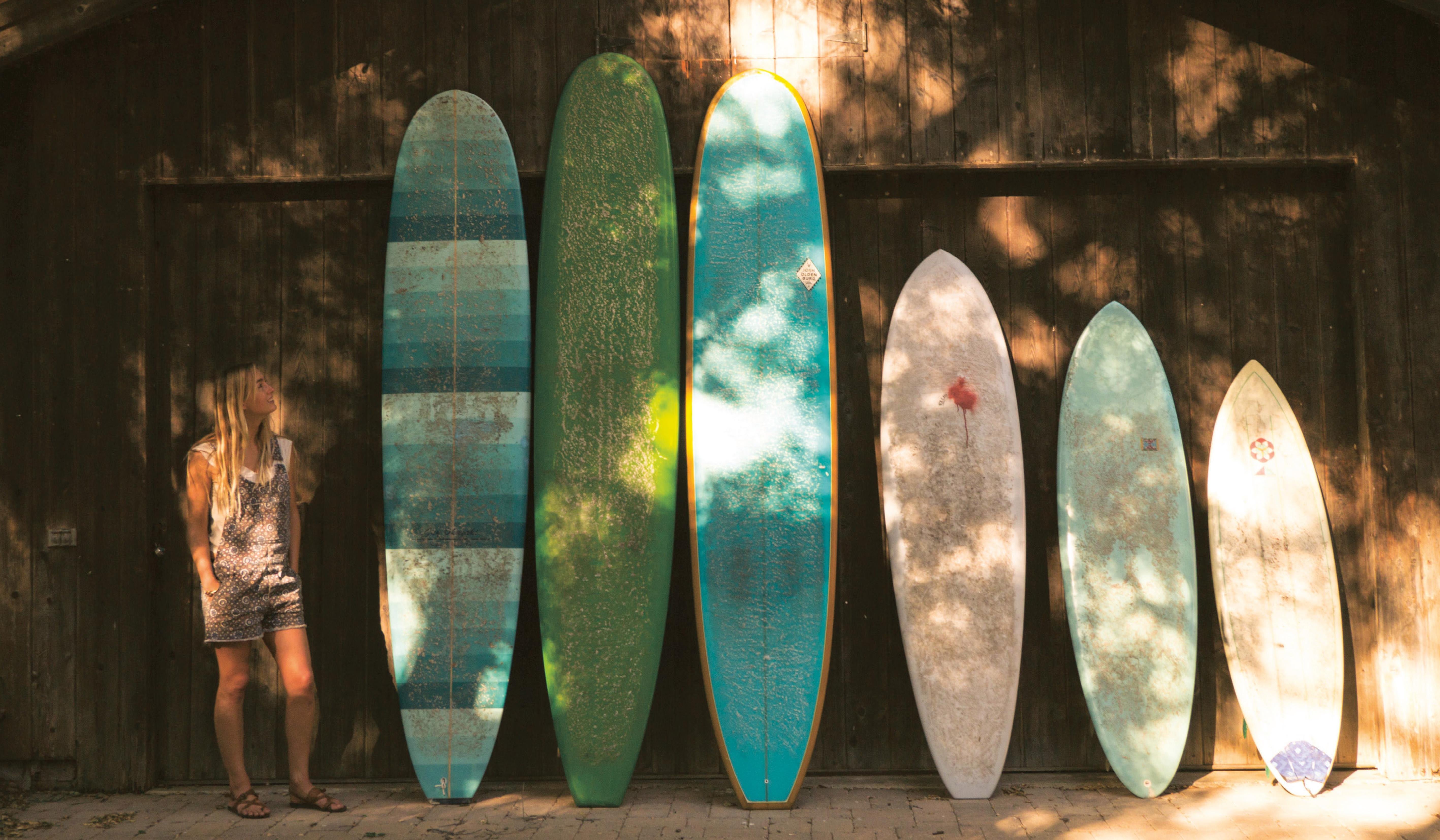 Longboards, Surfbretter, Holzwand, Schatten, 5K, Hintergrundbild für den PC