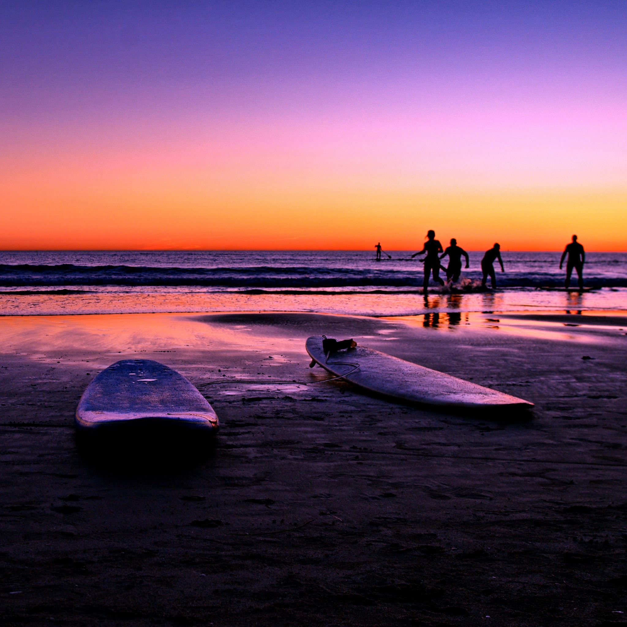 Surfbretter, Strand, Sonnenuntergang, Silhouetten, Lila, Hintergrundbild fürs iPad