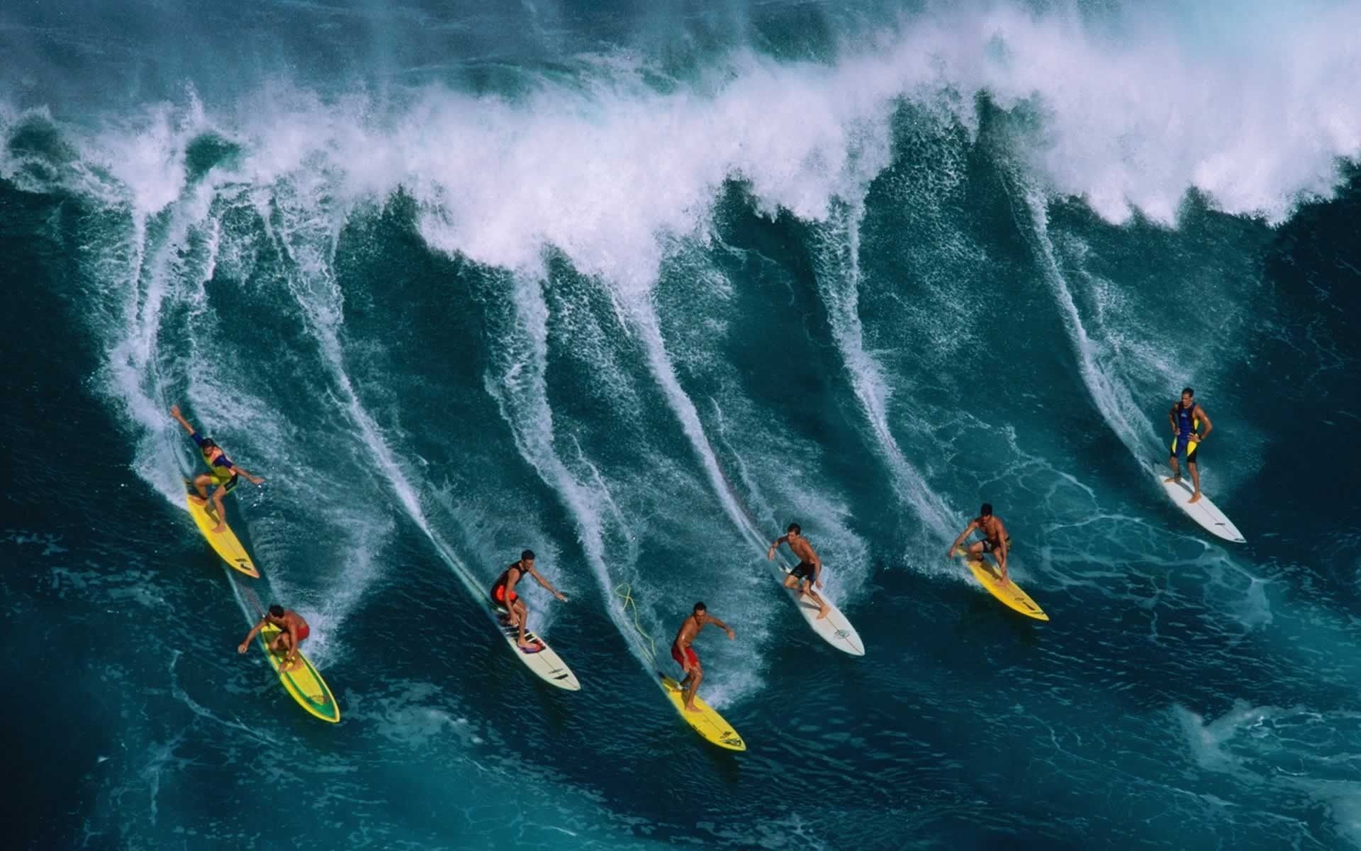 Surfer, Riesenwelle, Luftaufnahme, Gelbe Surfbretter, Gischt, Full HD, Breitbild-Hintergrundbild