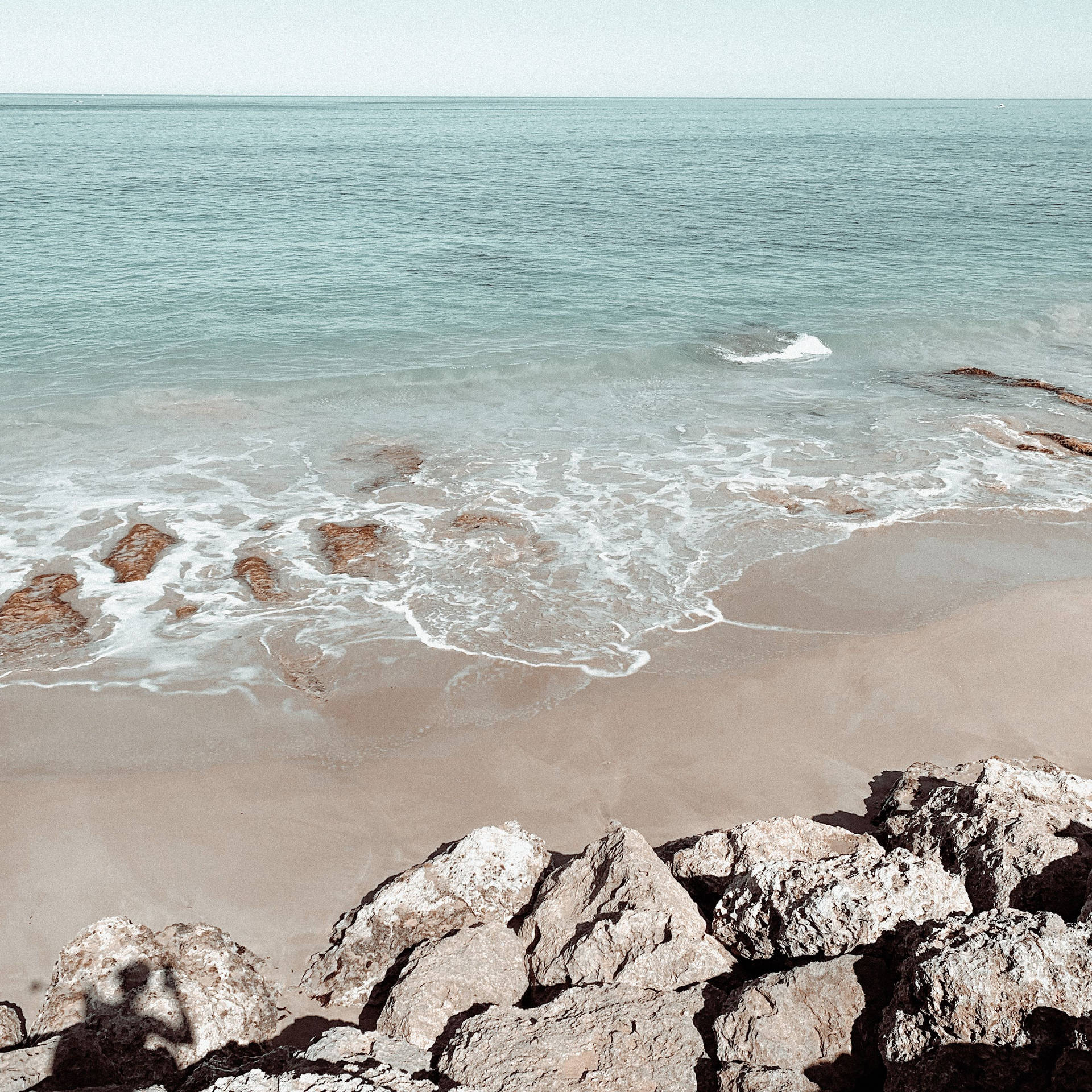Strand, Felsen, Meer, Sand, Pastelltöne, Full HD, Hintergrundbild fürs Tablet