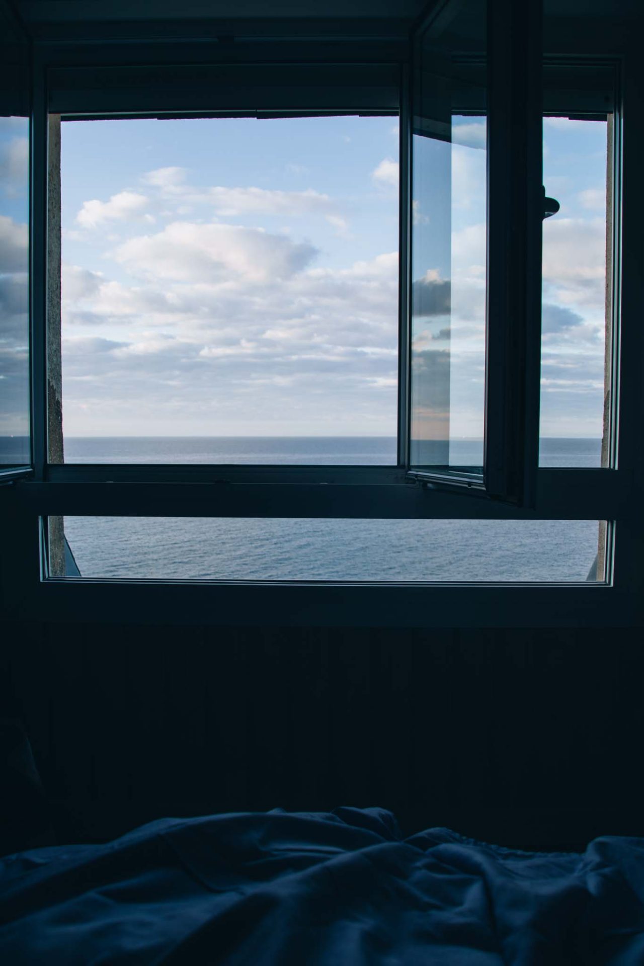 Fenster, Meerblick, Bett, Dunkel, Full HD, Hintergrundbild fürs Handy