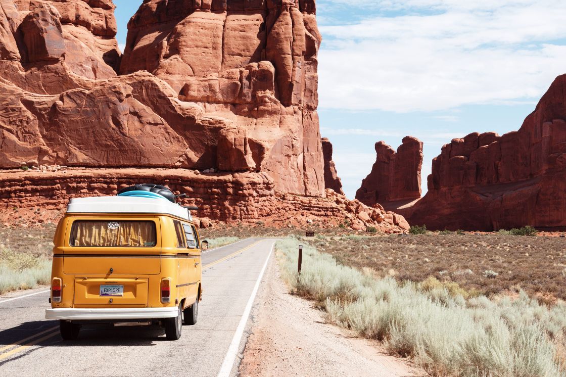 VW Bus, Roadtrip, Canyon, Rote Felsen, Straße, Hintergrund