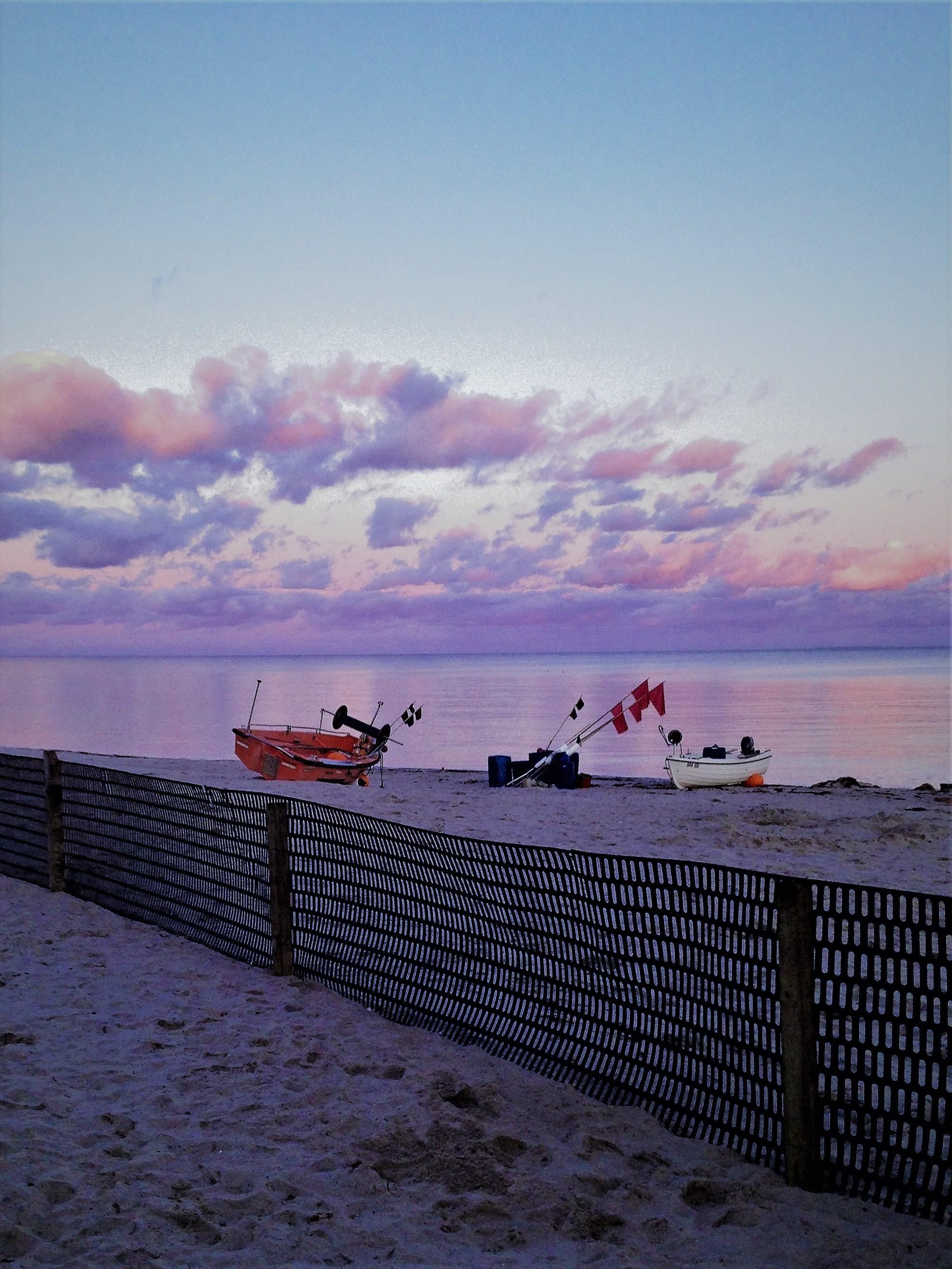 Strand, Zaun, Boot, Abendhimmel, QHD+, Hintergrundbild fürs Tablet