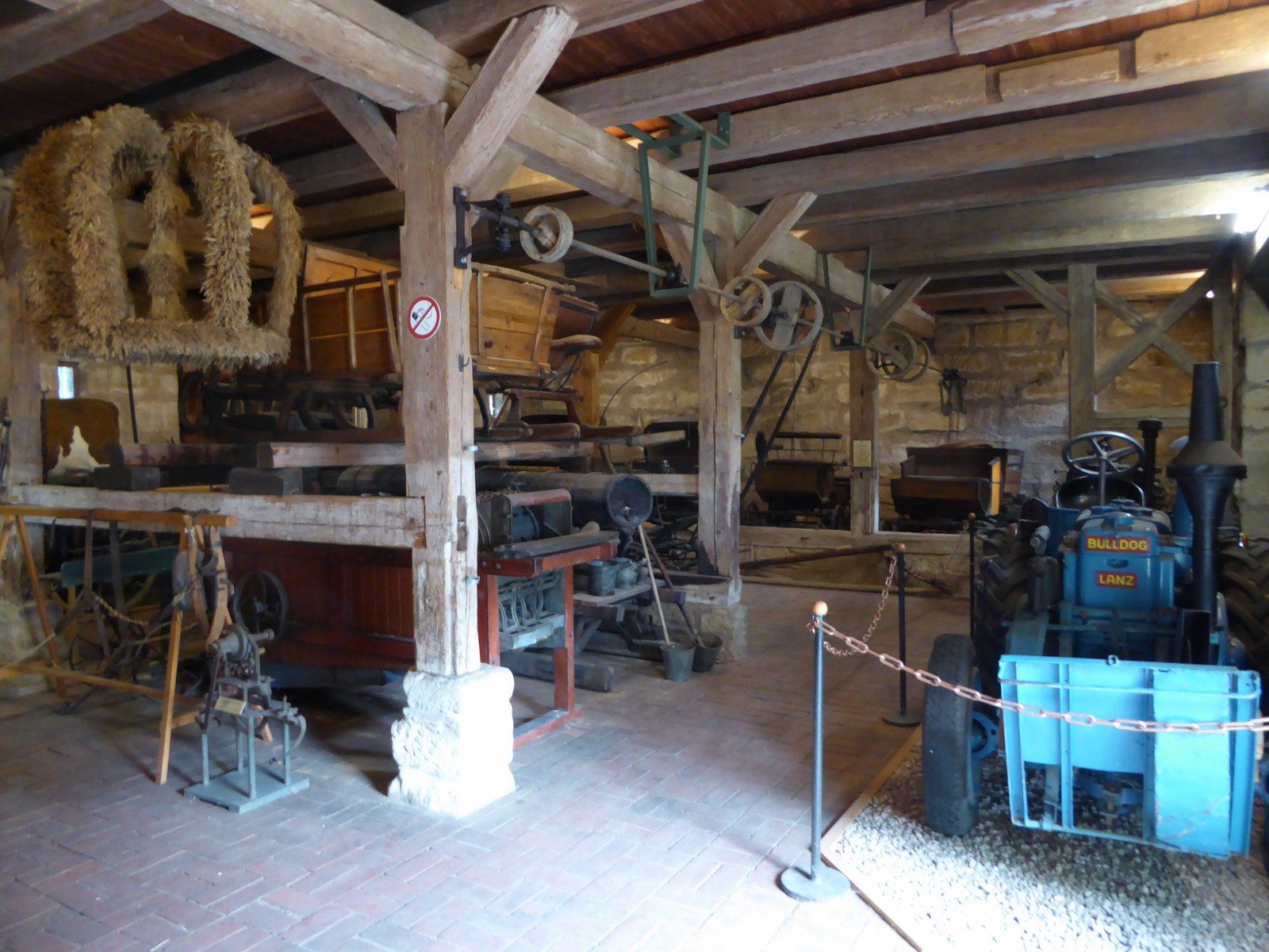 Scheune, Museum, Landmaschinen, Holzbalken, Historisch, HD, iPad-Hintergrundbild