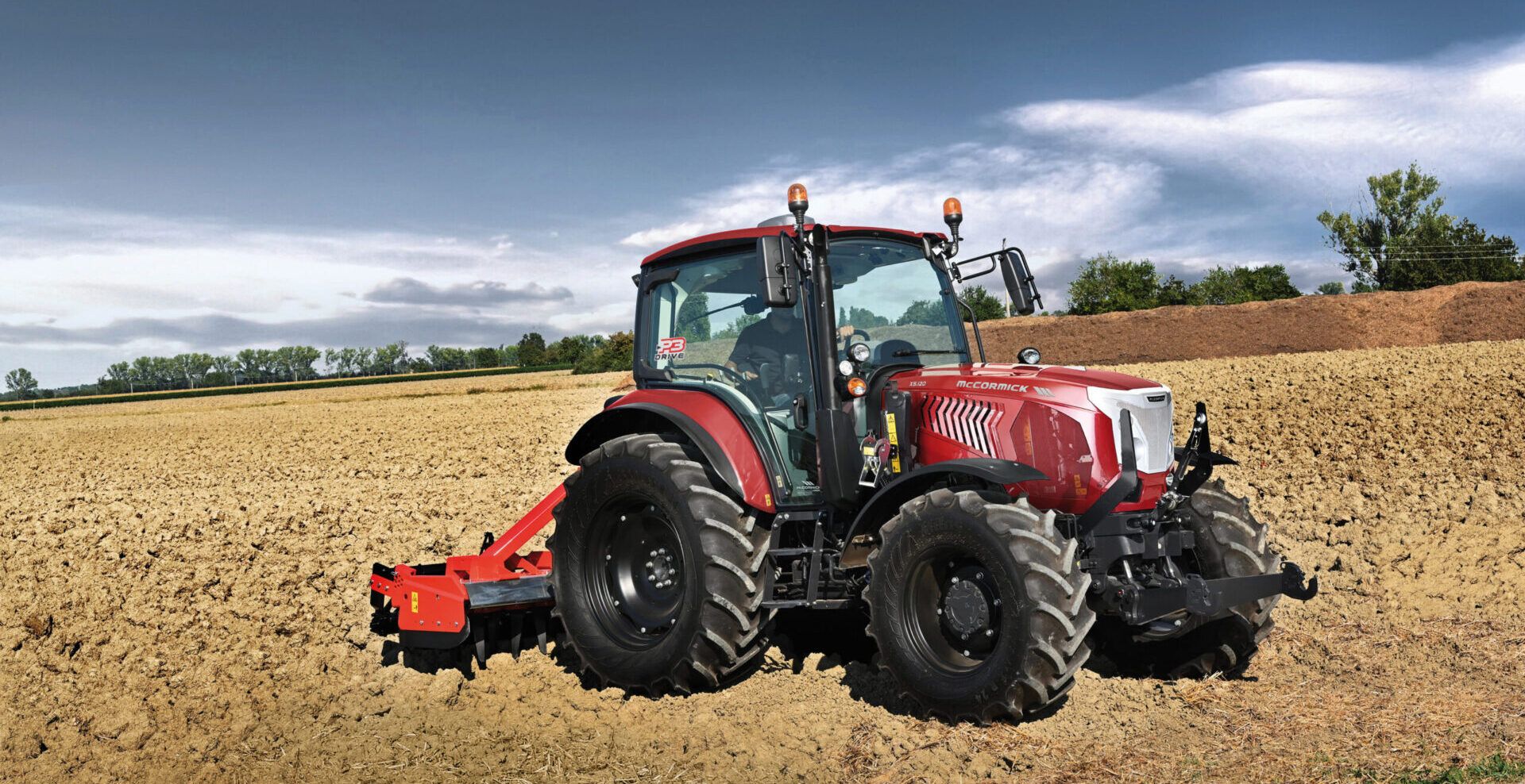 Traktor, Roter Traktor, Bodenfräse, Acker, Wolken, Full HD, Desktop-Hintergrund für Windows