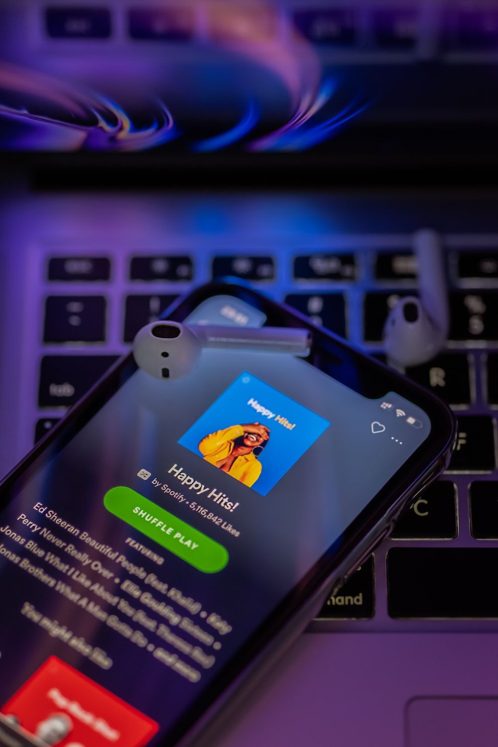 Spotify, Smartphone, Tastatur, Laptop, Lila Licht, HD, Handy-Hintergrund im Hochformat