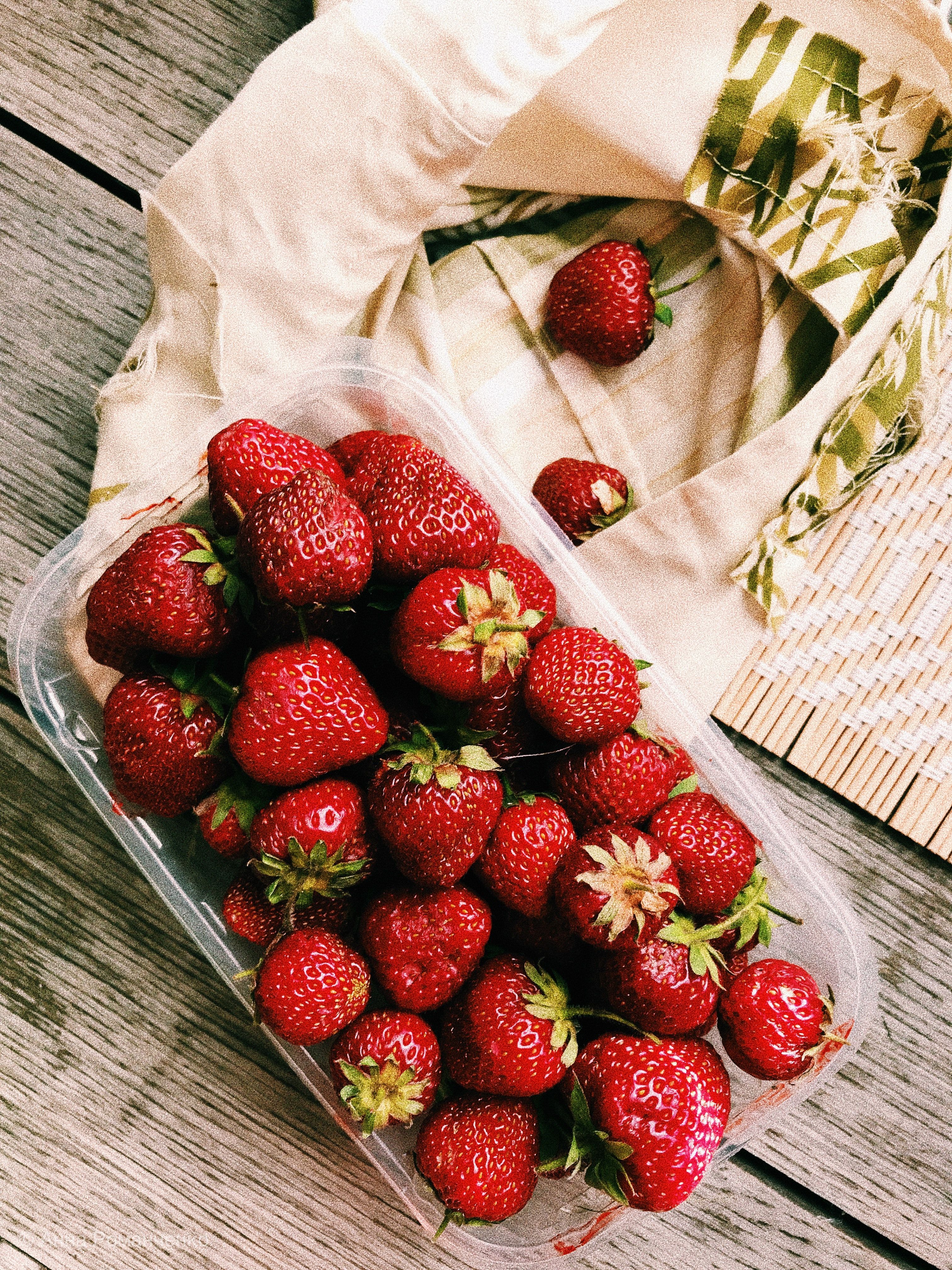 Erdbeerschale, Holztisch, Picknick, Frisches Obst, Draufsicht, QHD+, Tablet-Hintergrund