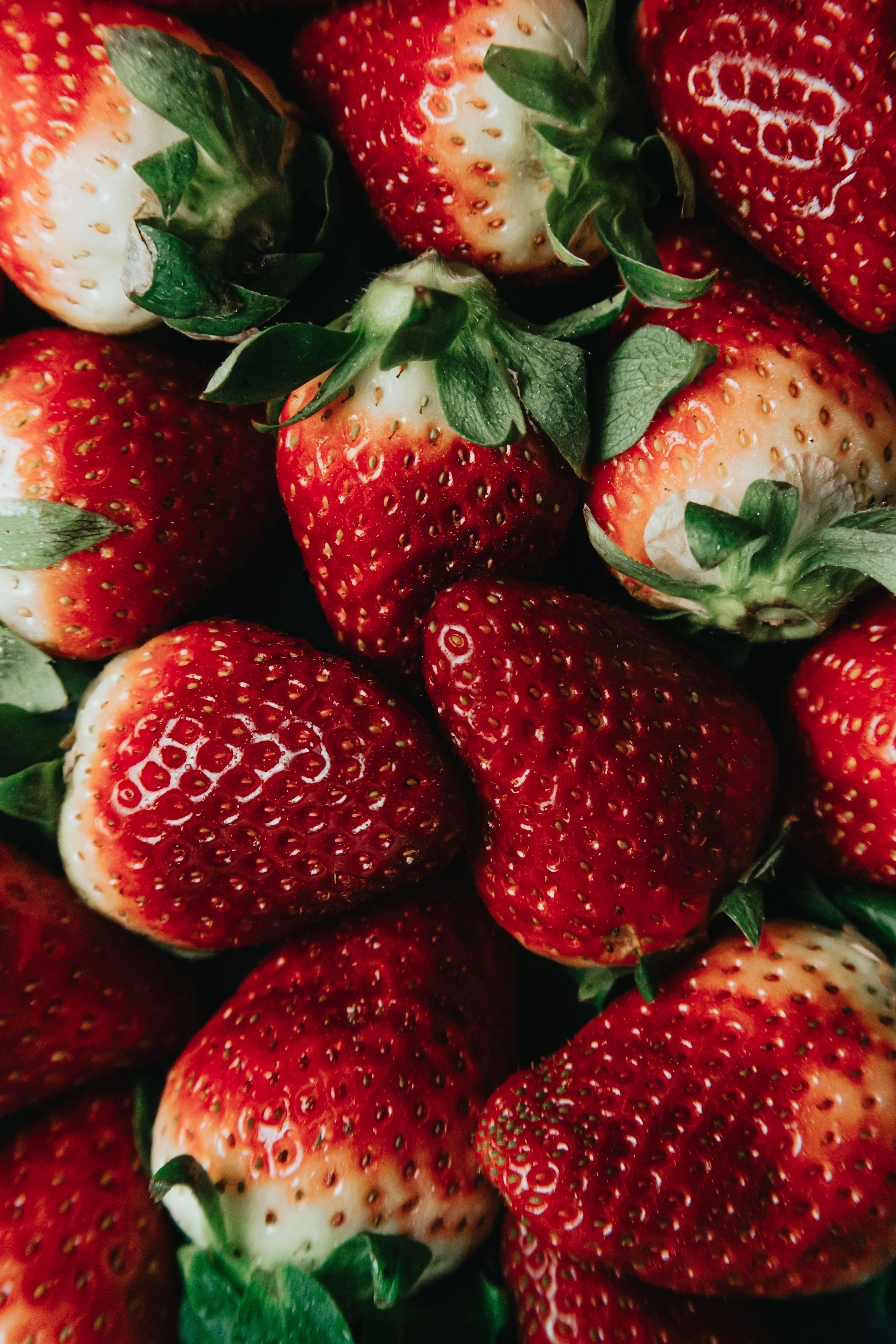 Erdbeeren, Grüne Kelchblätter, Nahaufnahme, Rot, Frisch, Hintergrundbild fürs Tablet