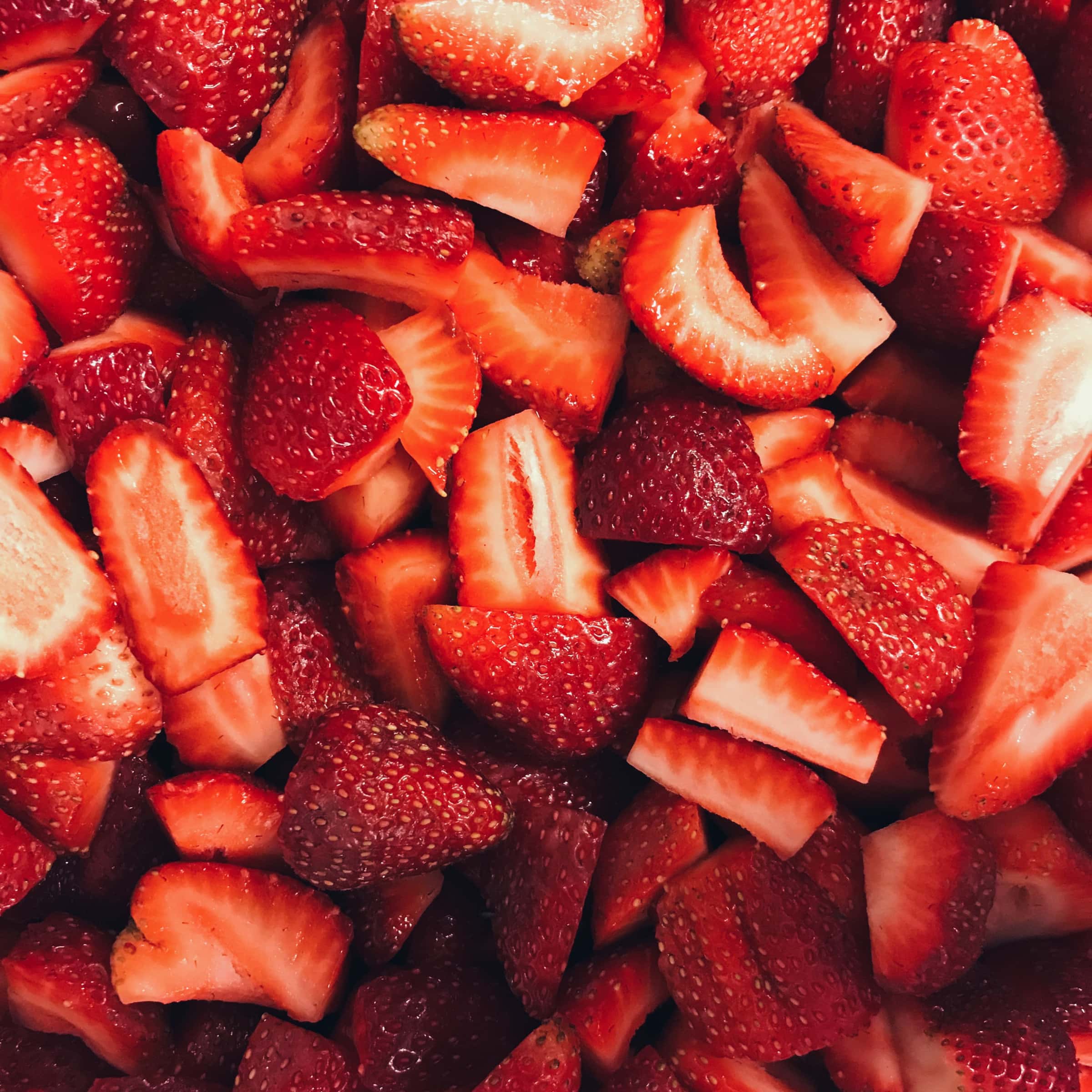 Erdbeerstücke, Geschnittene Erdbeeren, Rot, Obstsalat, Nahaufnahme, Full HD, iPad-Hintergrundbild