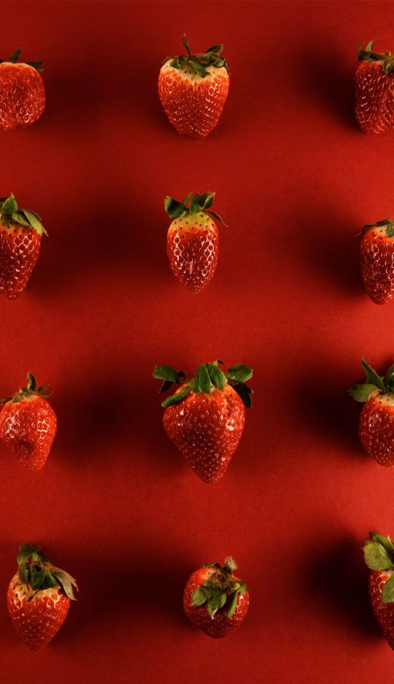 Erdbeeren, Roter Hintergrund, Minimalismus, Ton in Ton, Muster, Sperrbildschirm fürs iPhone