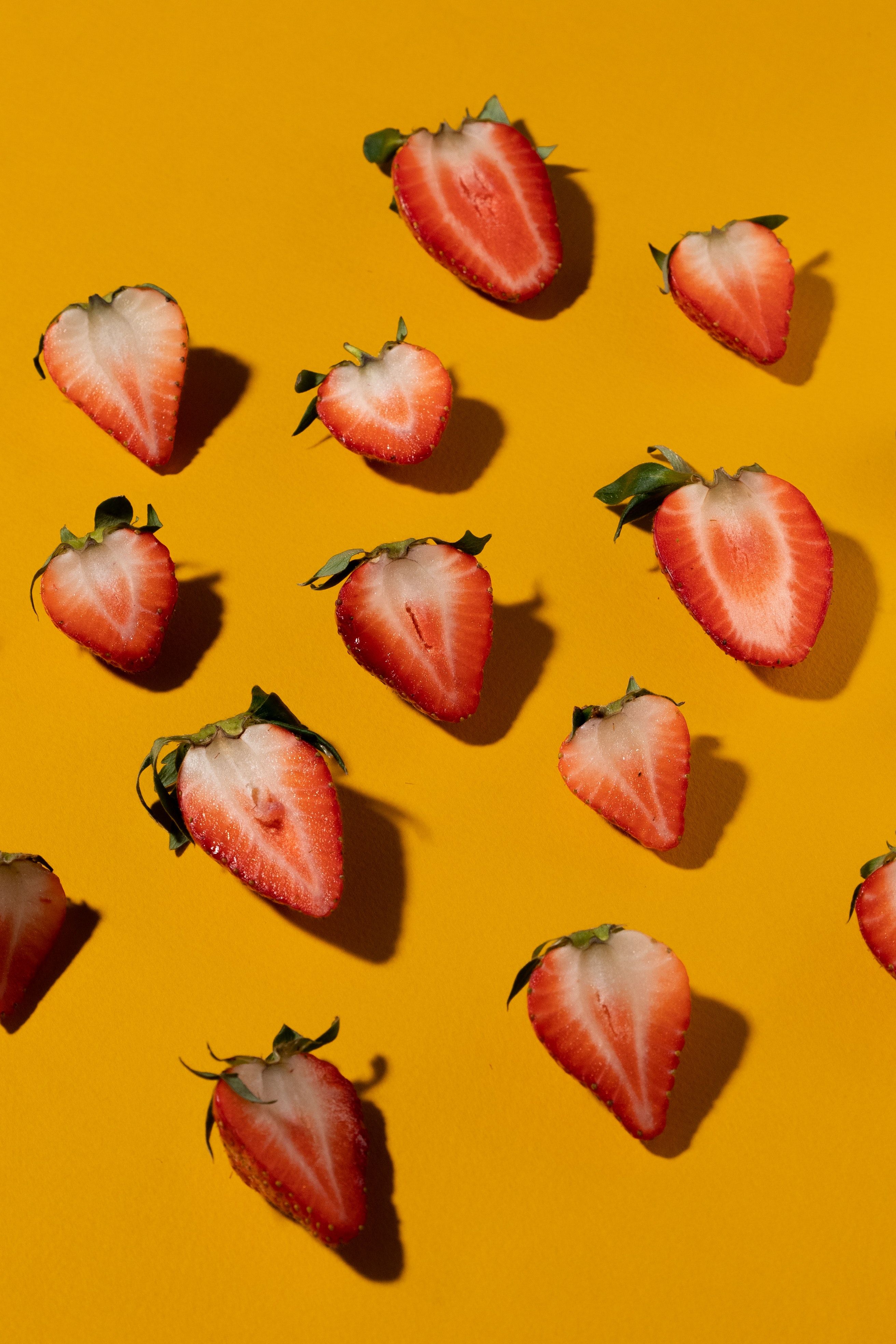 Erdbeerhälften, Gelber Hintergrund, Pop-Art, Flatlay, Sommerfrüchte, Sperrbildschirm fürs iPhone
