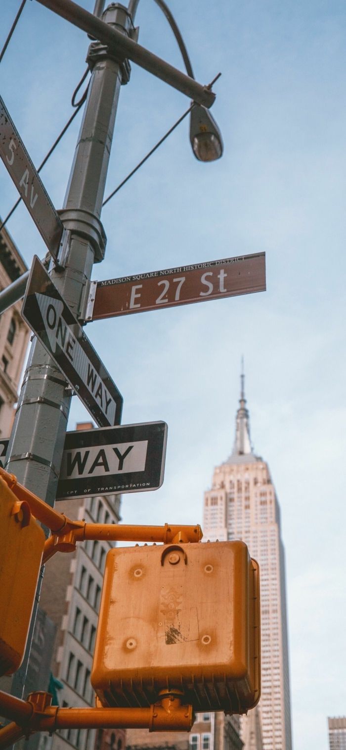 Empire State Building, New York City, Straßenschild, Ampel, Blauer Himmel, Android-Hintergrundbild