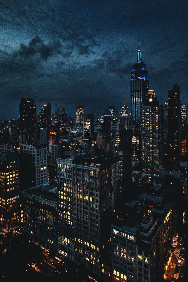 New York City, Nacht, Wolkenkratzer, Stadtlichter, Dunkle Wolken, Sperrbildschirm fürs iPhone