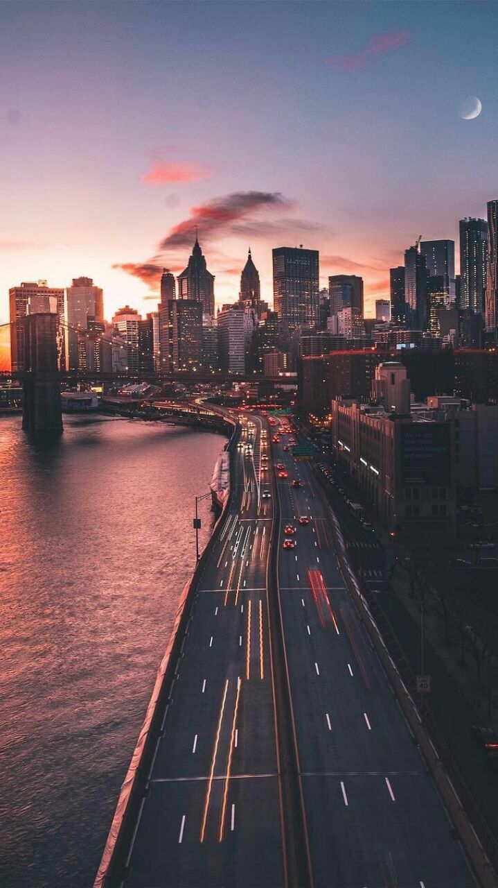 Manhattan, Uferstraße, Fluss, Skyline, Abendhimmel, Hochformat, Hintergrundbild fürs Smartphone