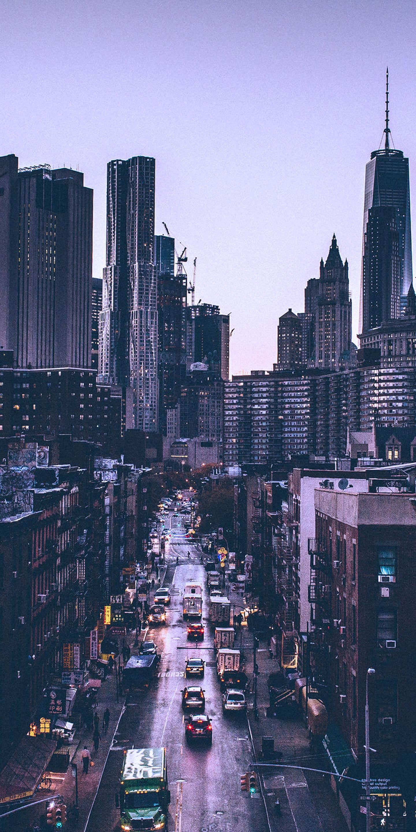 Häuserschlucht, Wolkenkratzer, Straße, Abenddämmerung, Lila, QHD+, Handy-Hintergrundbild