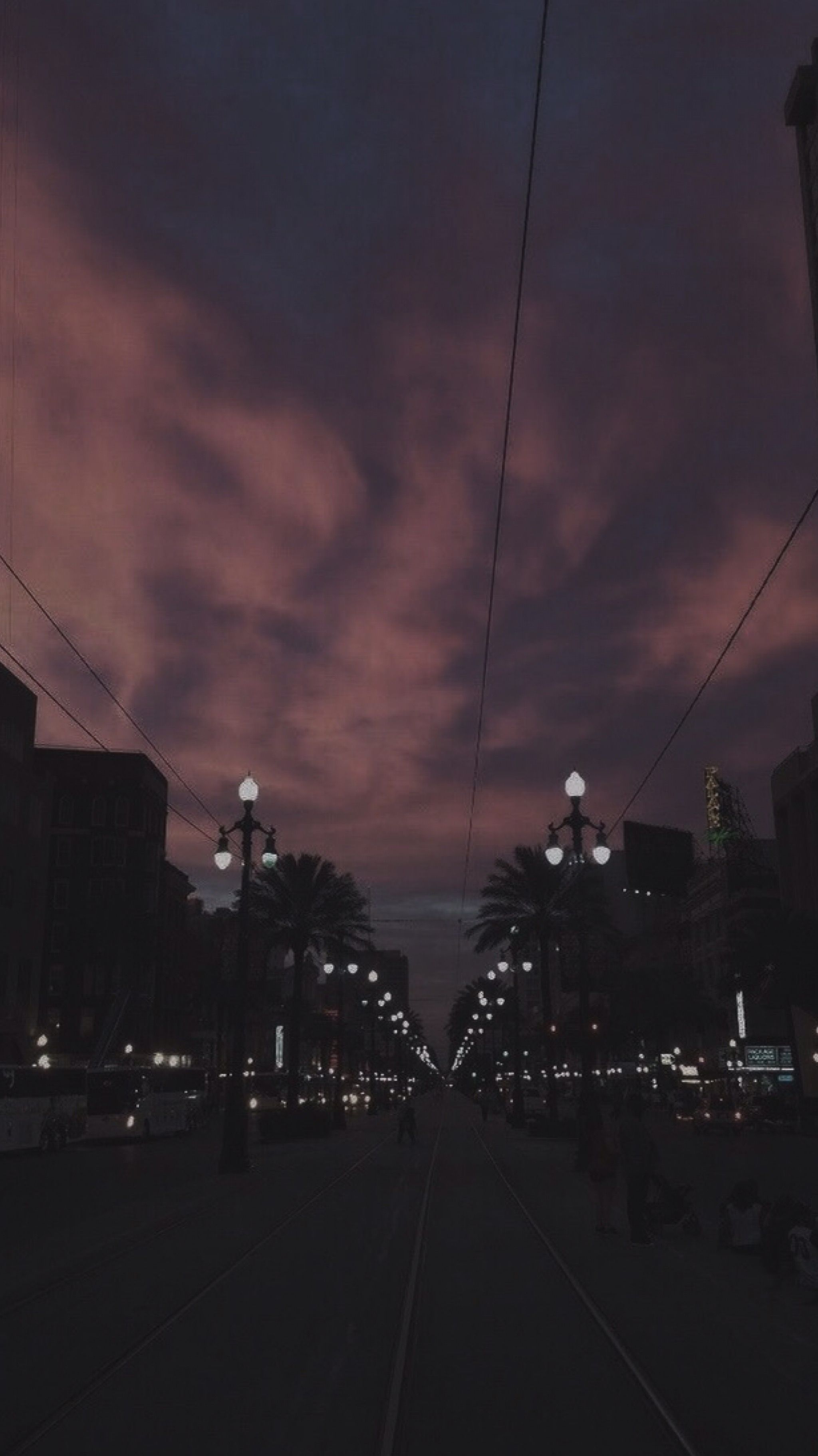 Straße, Dunkle Wolken, Nacht, Düster, Laternen, QHD+, Hintergrundbild fürs Handy