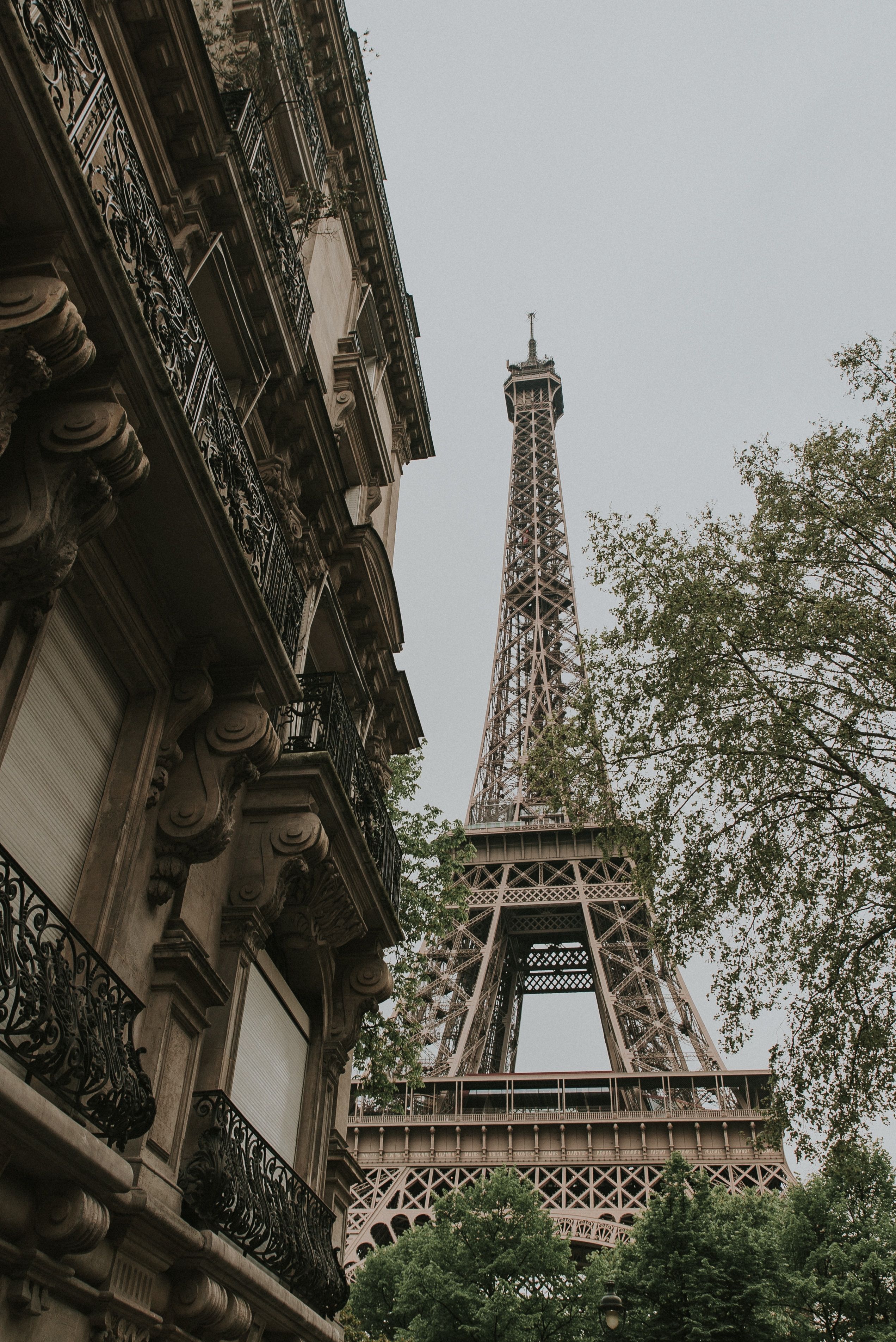Eiffelturm, Paris, Architektur, Bäume, Bewölkt, QHD+, Hintergrundbild fürs Tablet