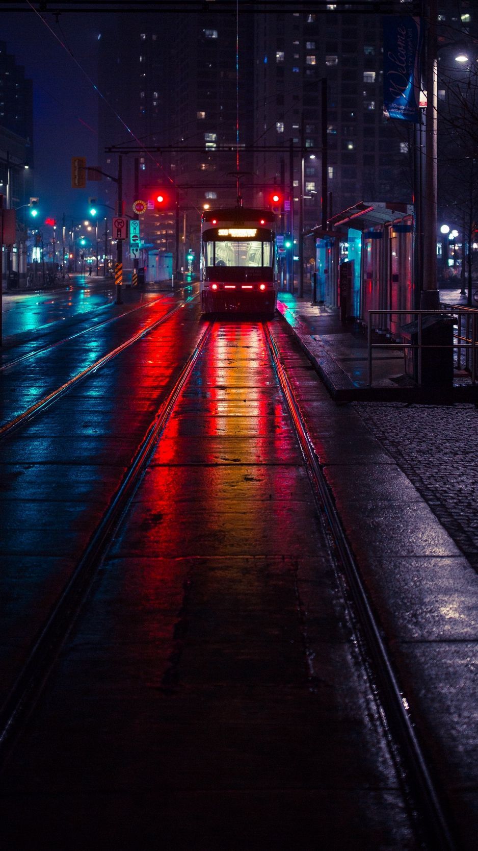 Straßenbahn, Nacht, Regen, Spiegelung, Rote Lichter, Hintergrundbild für iPhone und Android