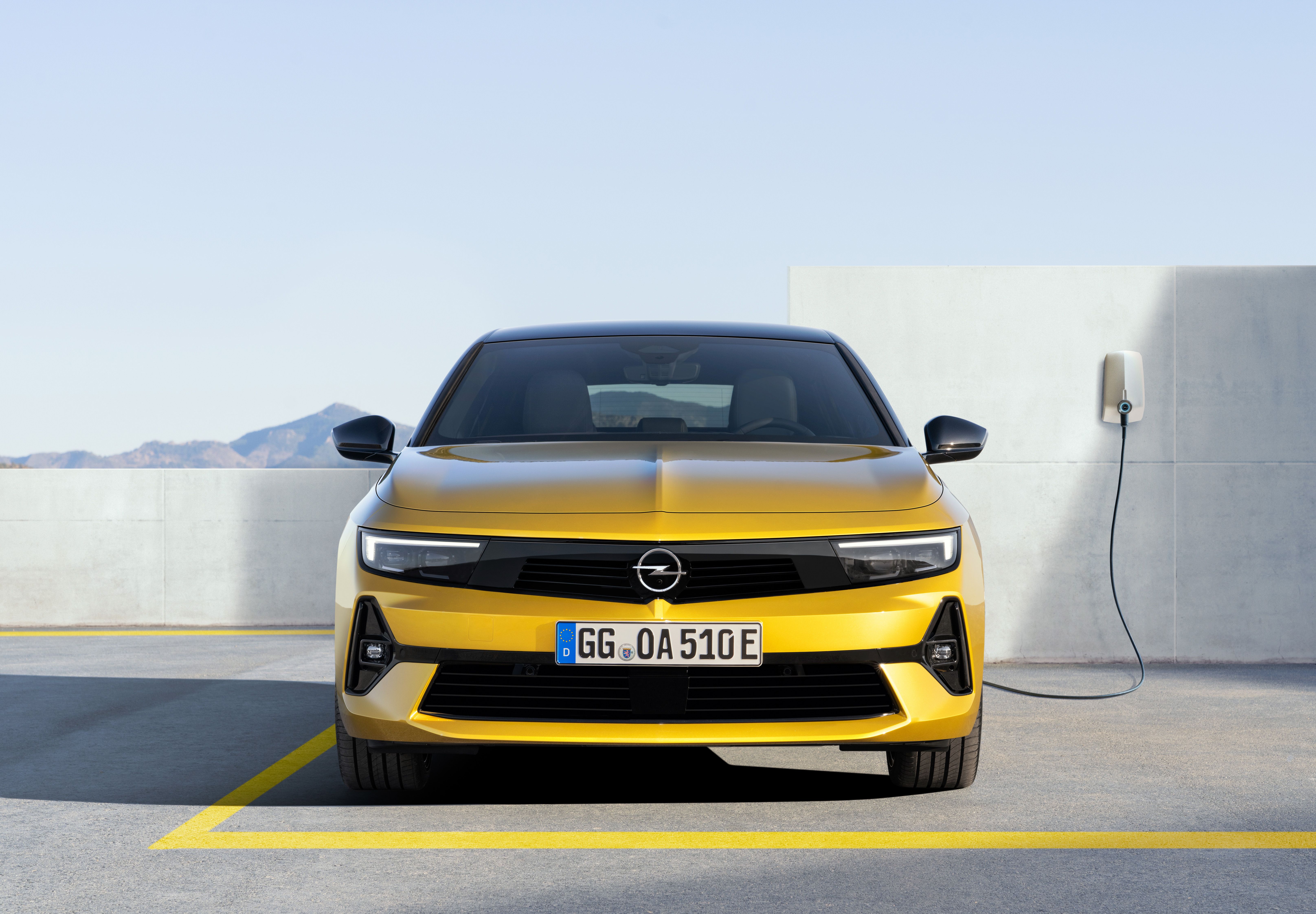 Opel Astra, Opel, Plug-in-Hybrid, Ladestation, Gelb, 6K, Hintergrund für den Desktop