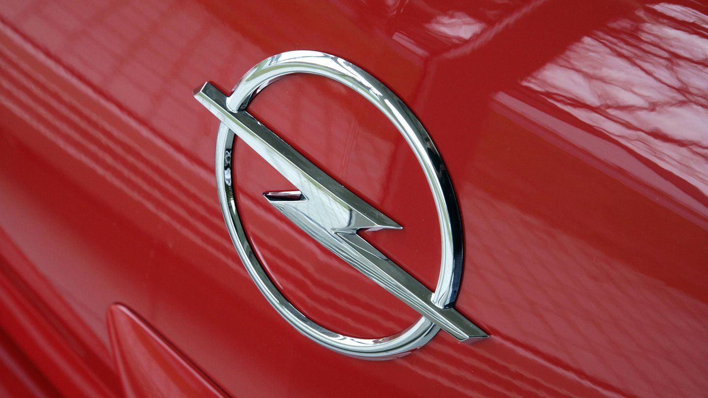 Opel-Logo, Opel Blitz, Chrom, Roter Lack, Nahaufnahme, 16:9, HD-Hintergrundbild für den Desktop