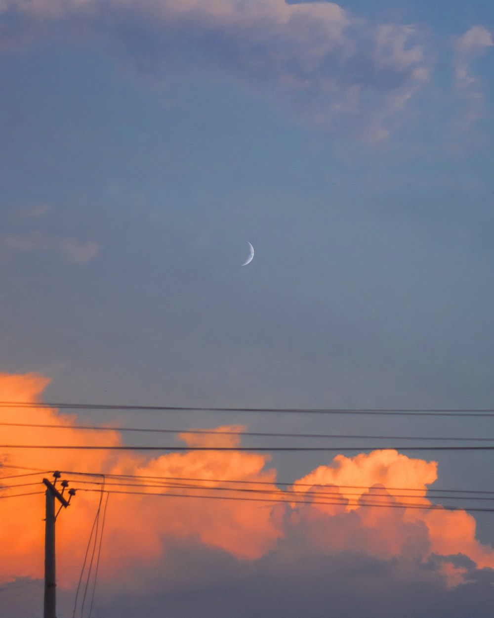 Stromleitungen, Mondsichel, Orange Wolken, Abenddämmerung, Hintergrundbild fürs Tablet