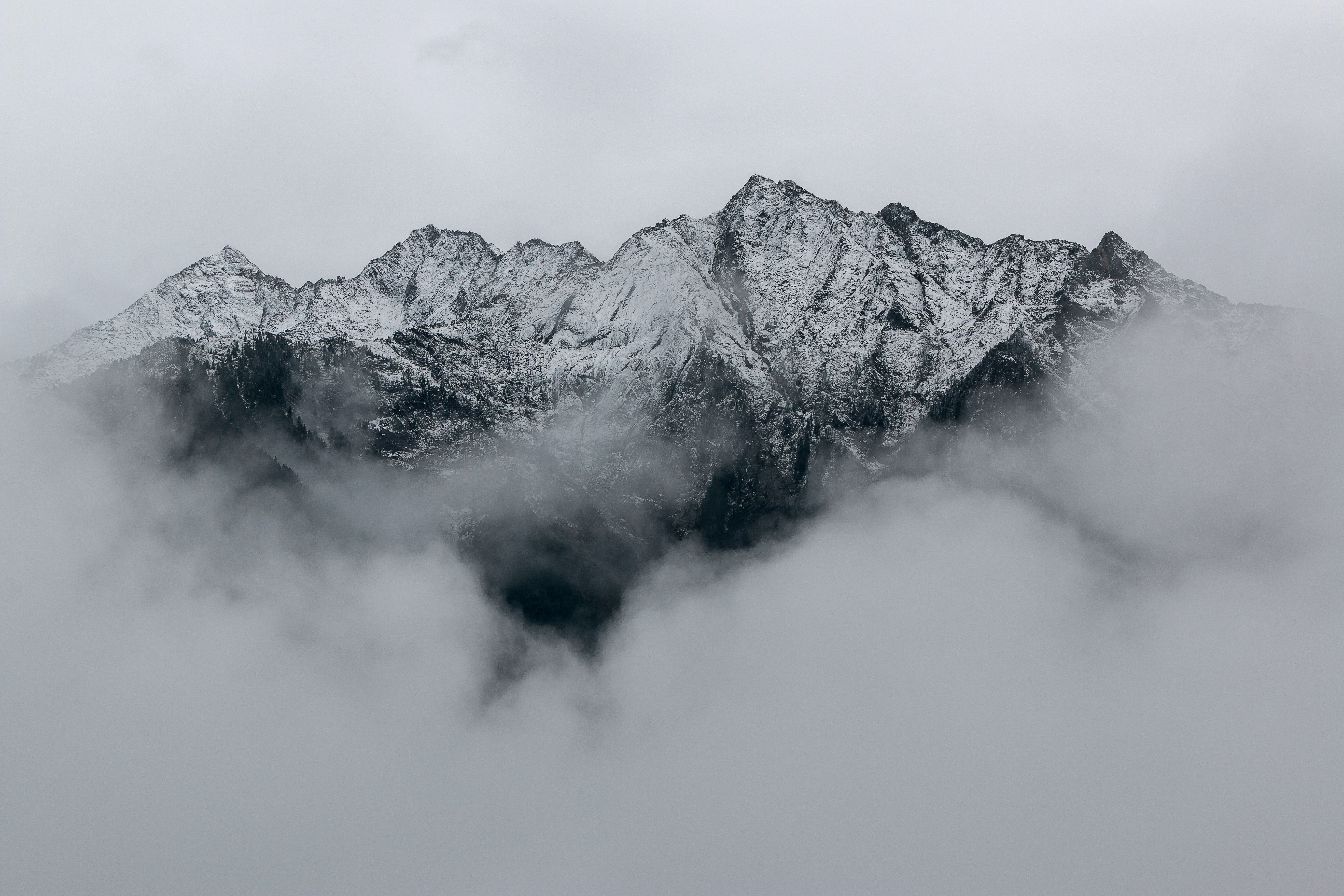 Schneebedeckte Berge, Nebel, Wolken, Gipfel, Alpen, 5K, Hintergrundbild für den PC