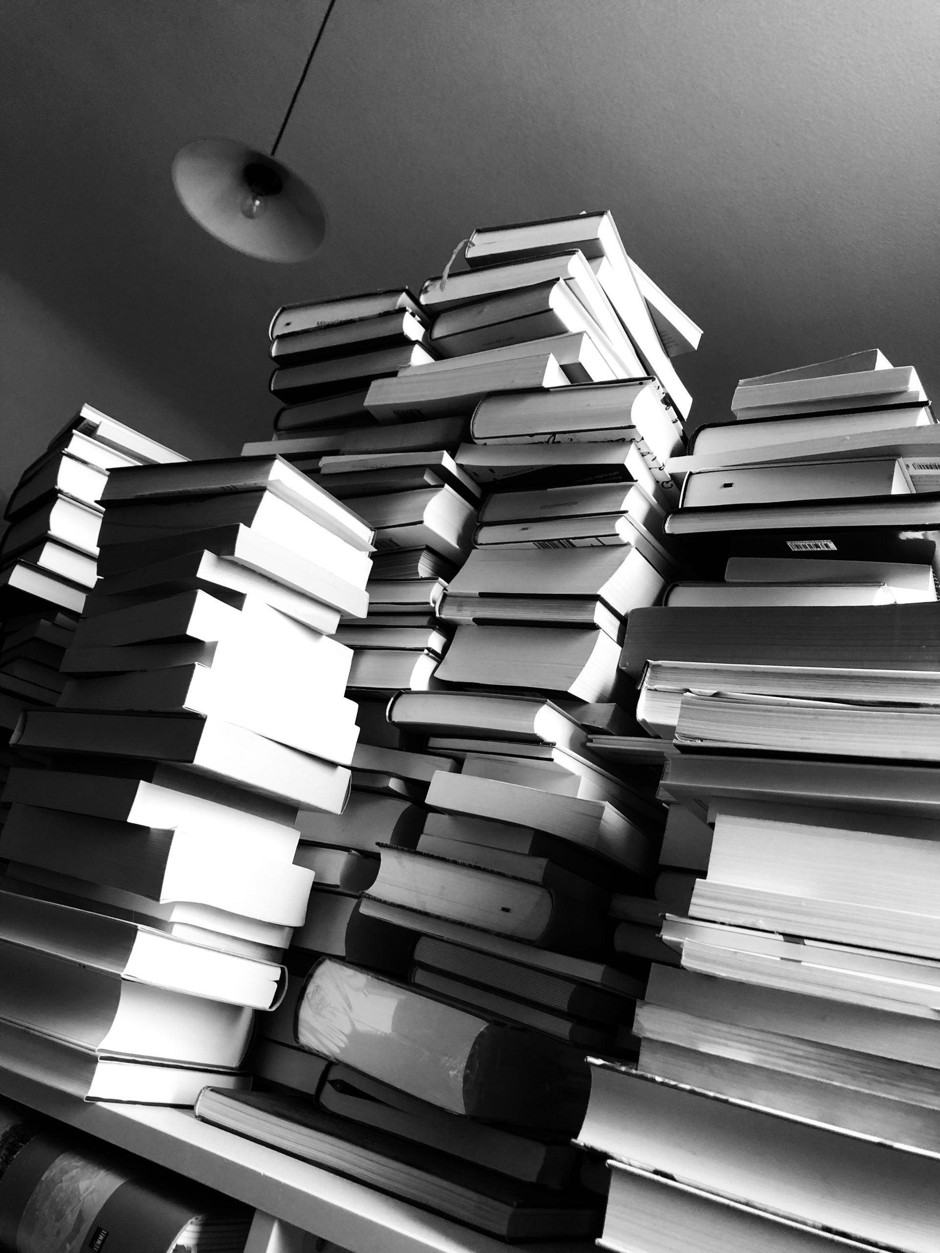 Bücherstapel, Bücher, Lampe, Schwarz-Weiß, Bibliothek, QHD+, Hintergrundbild fürs Tablet