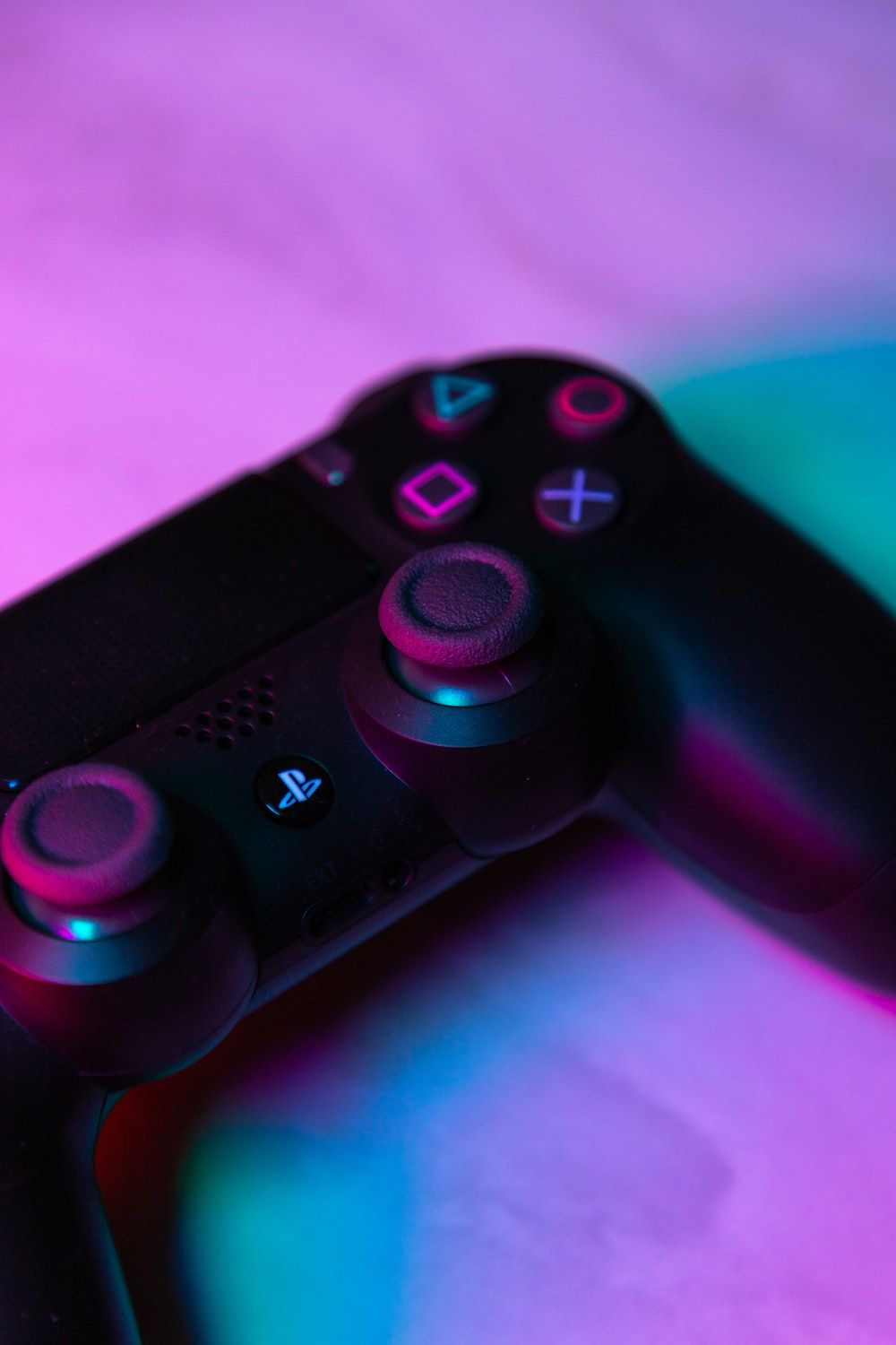 DualShock 4, Controller, Lila Licht, Nahaufnahme, Hintergrundbild für iPhone und Android